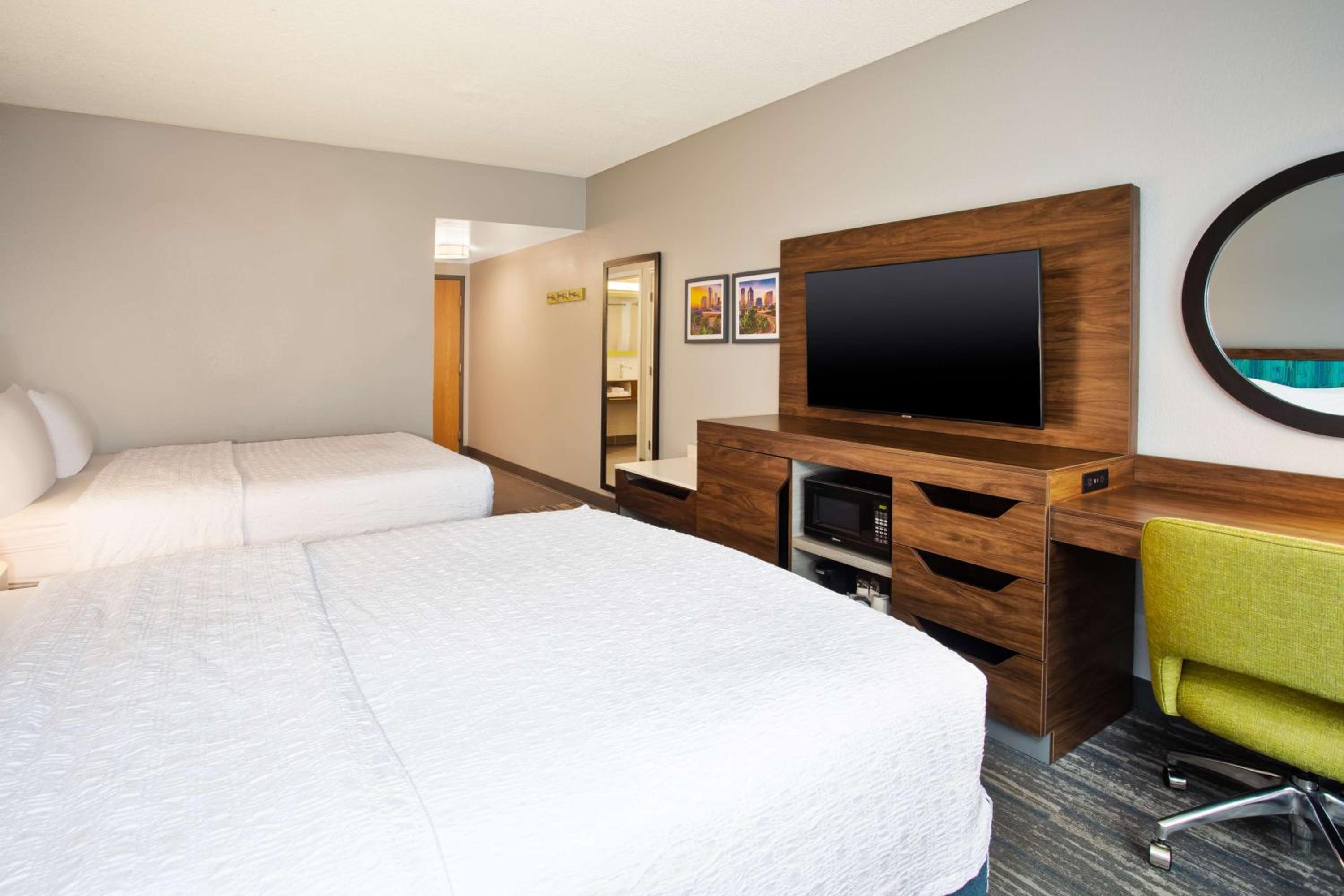 Room with Two Queen Beds - Non-Smoking - Photo 5