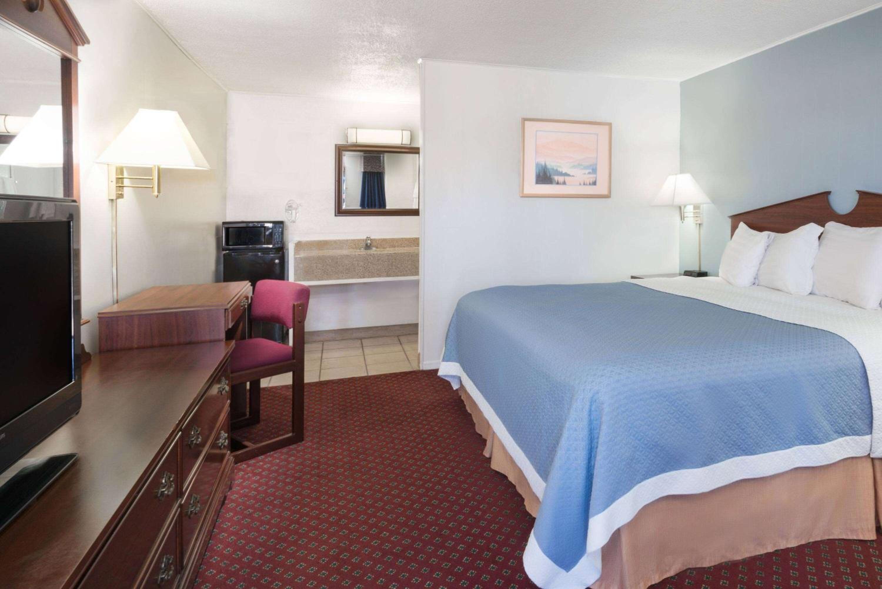 King Room - Non-Smoking - Photo 1