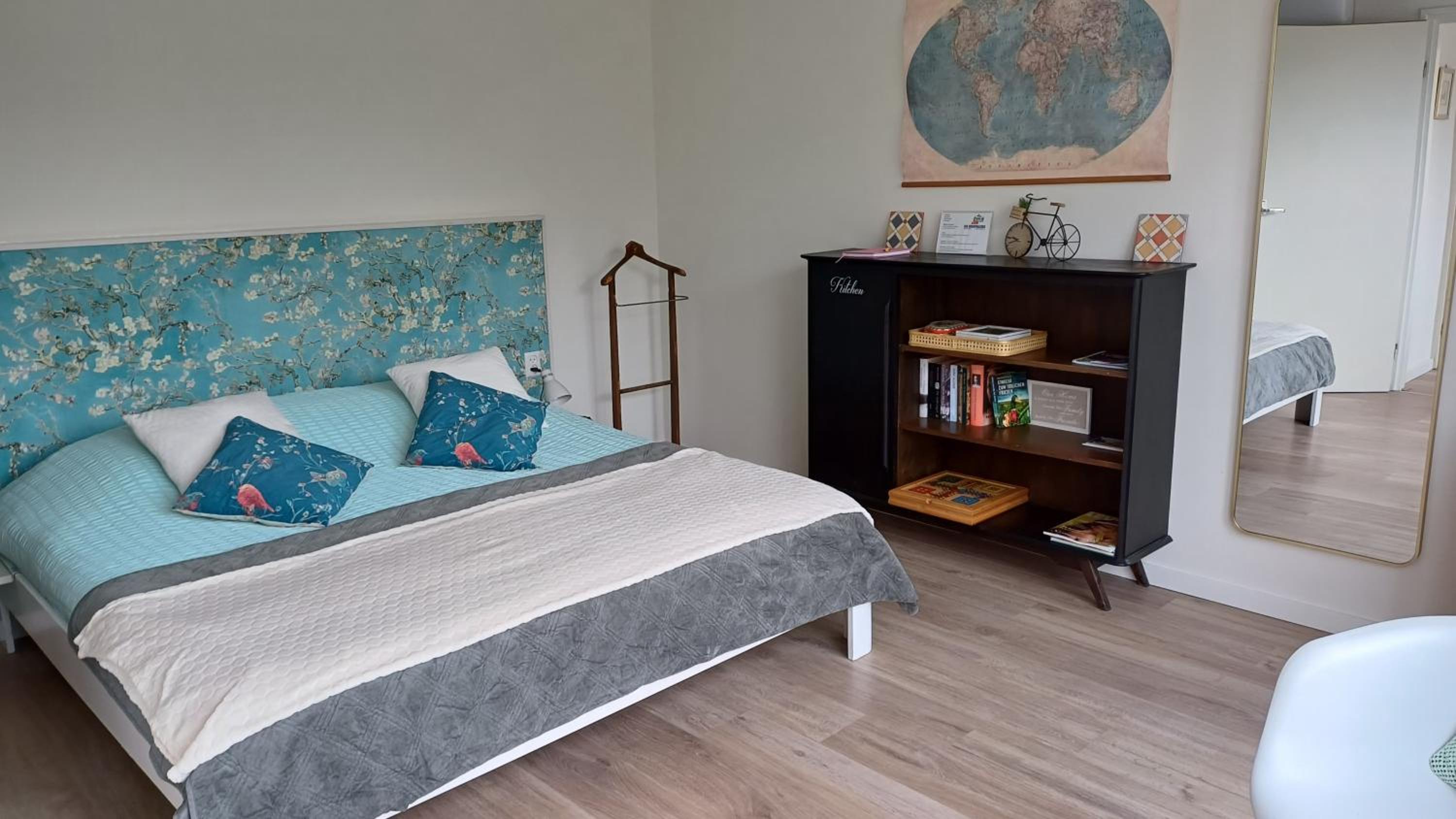 Three-Bedroom House - Photo 4