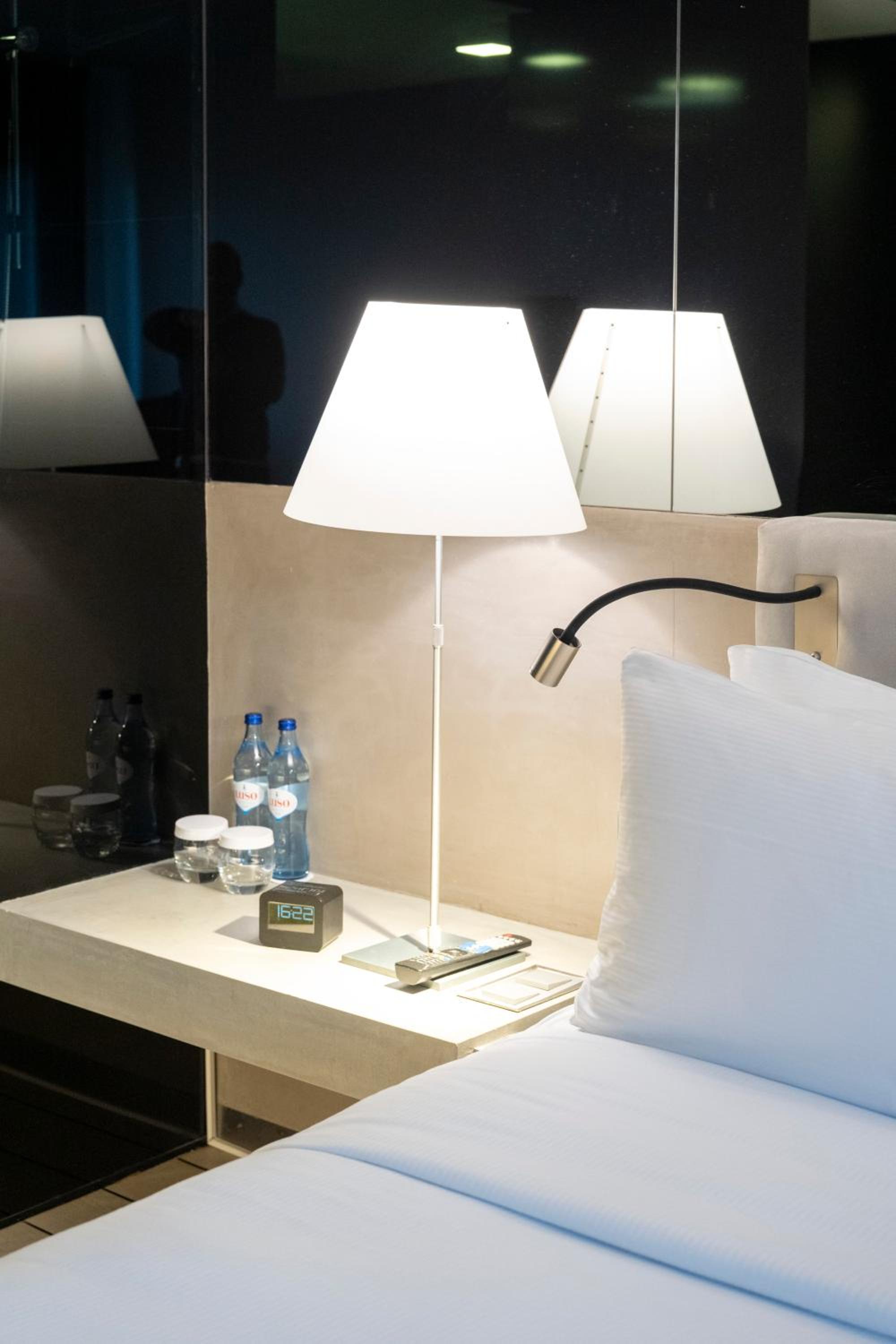 King Guest Room - Photo 9