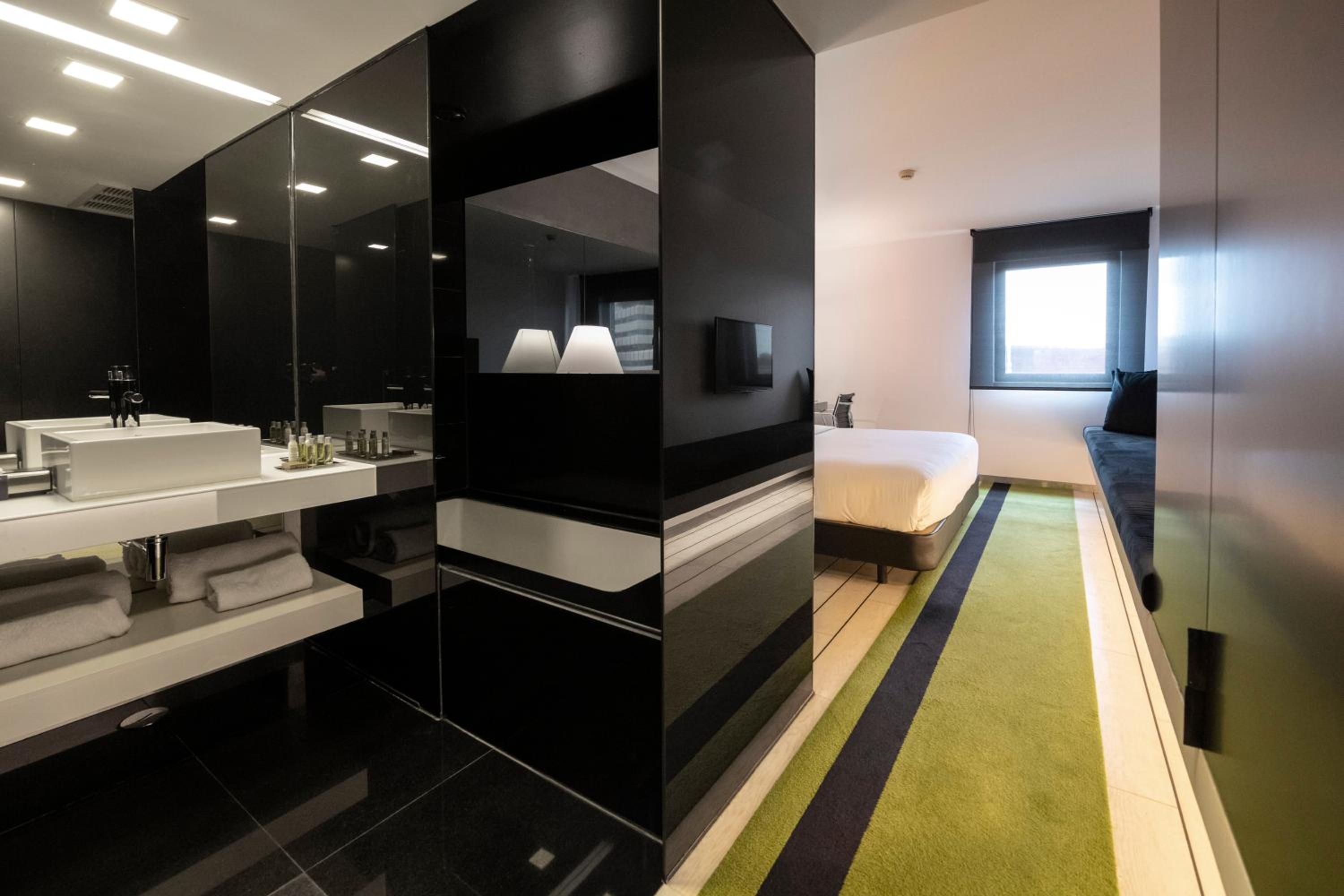 King Guest Room - Photo 8
