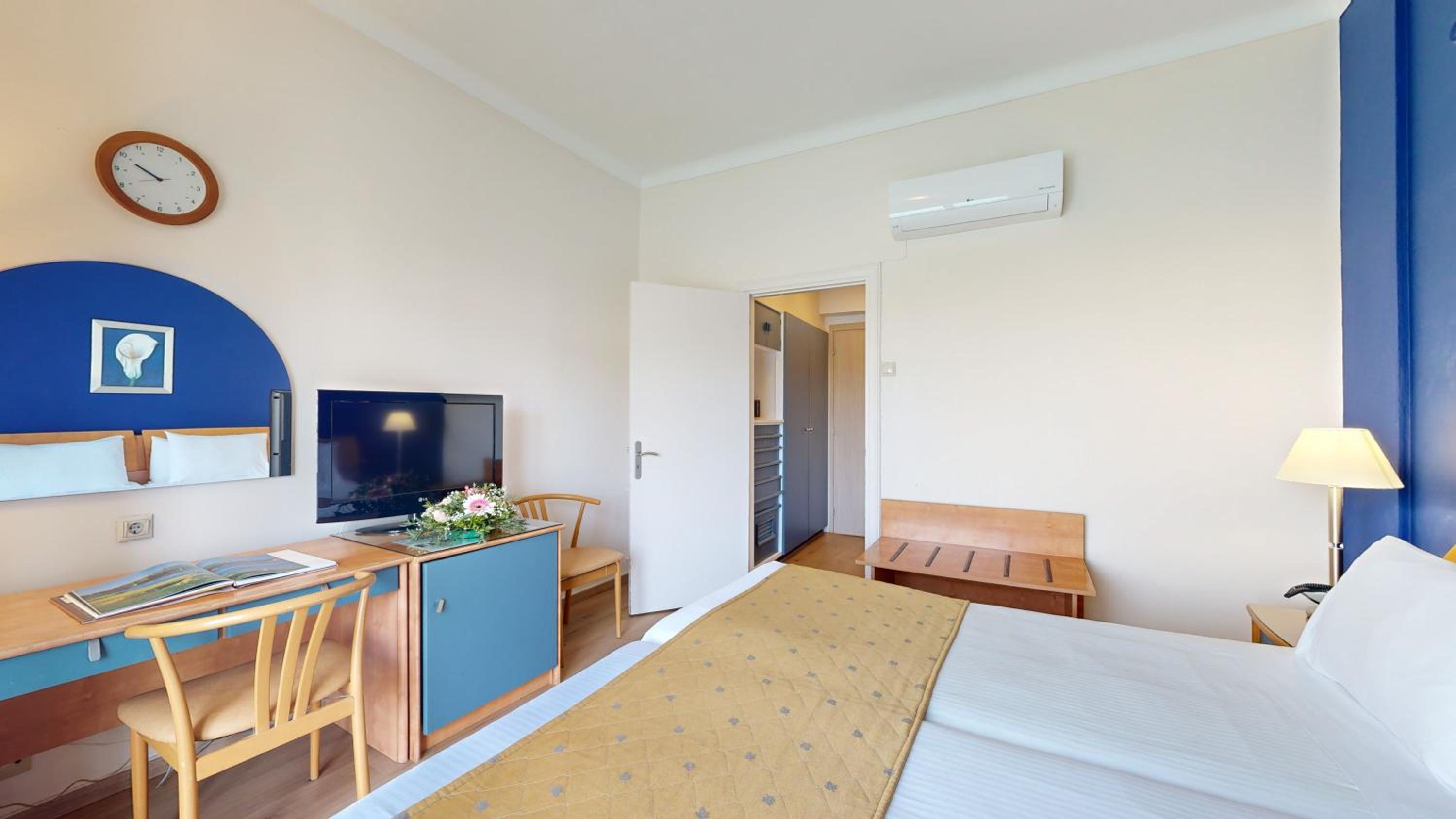 Classic Twin Room with Sea View - Photo 5