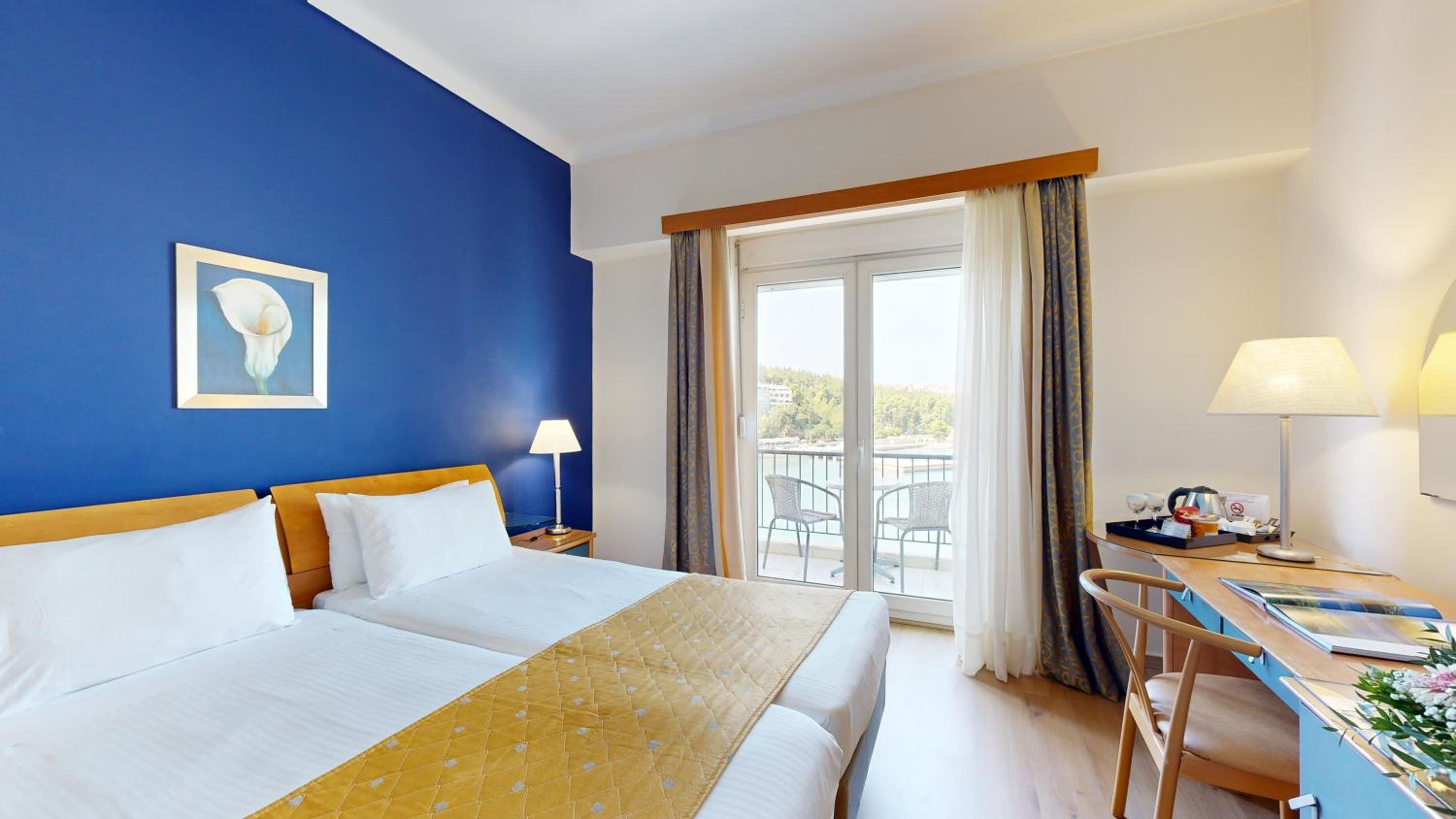 Classic Twin Room with Sea View - Photo 1