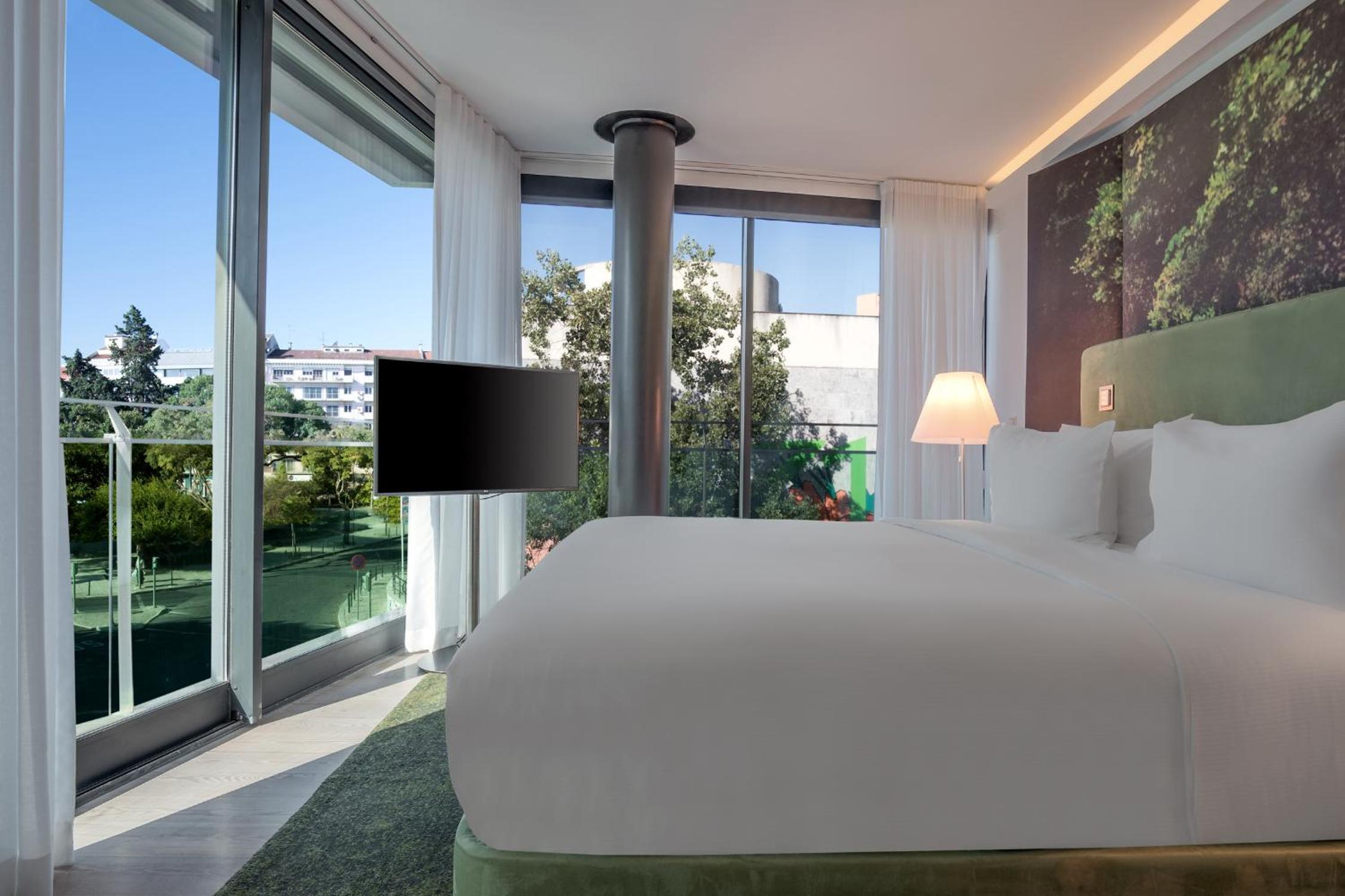 Deluxe King Room with Park View - Photo 4