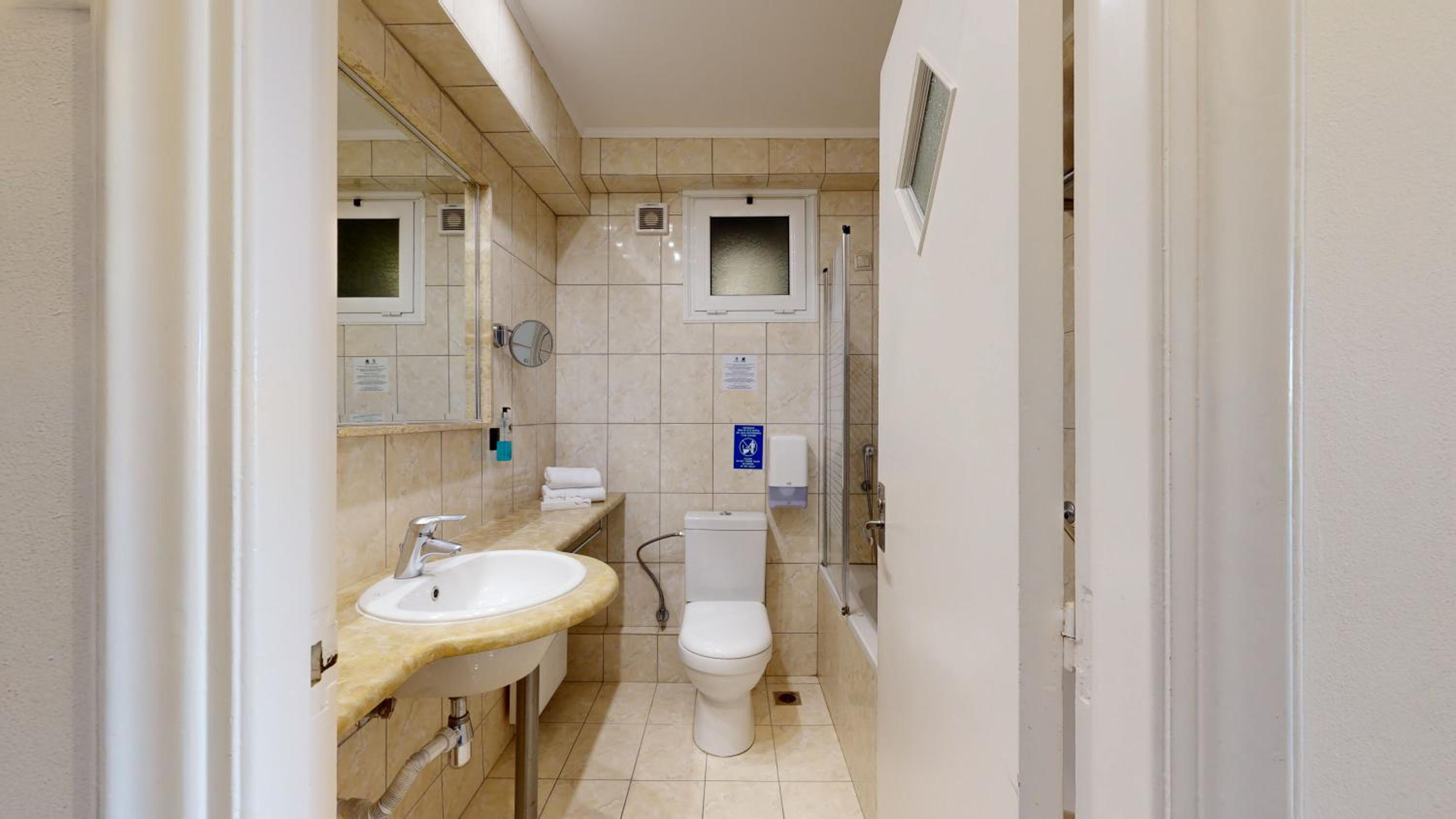 Classic Twin Room with Sea View - Photo 4