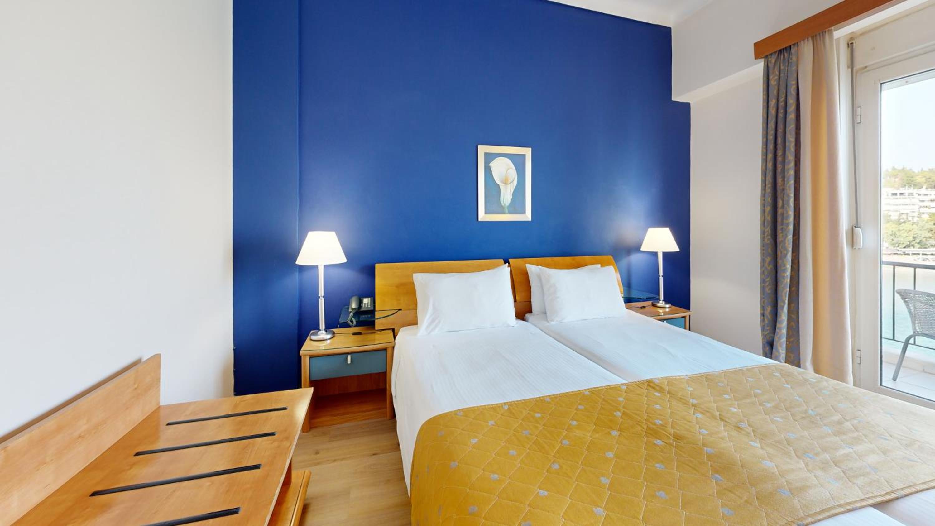 Classic Twin Room with Sea View - Photo 6