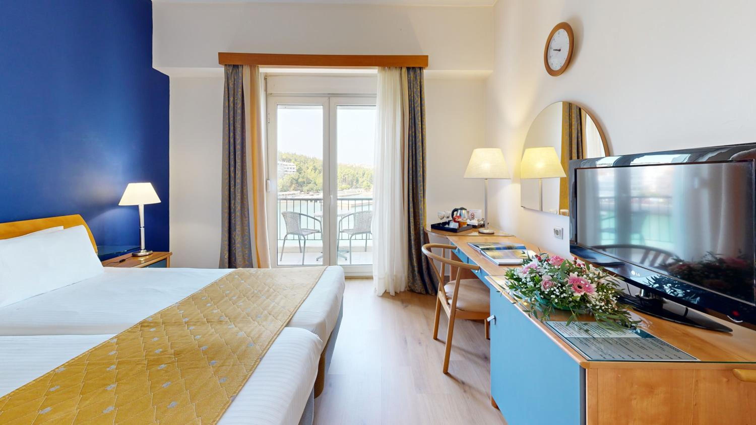 Classic Twin Room with Sea View - Photo 3