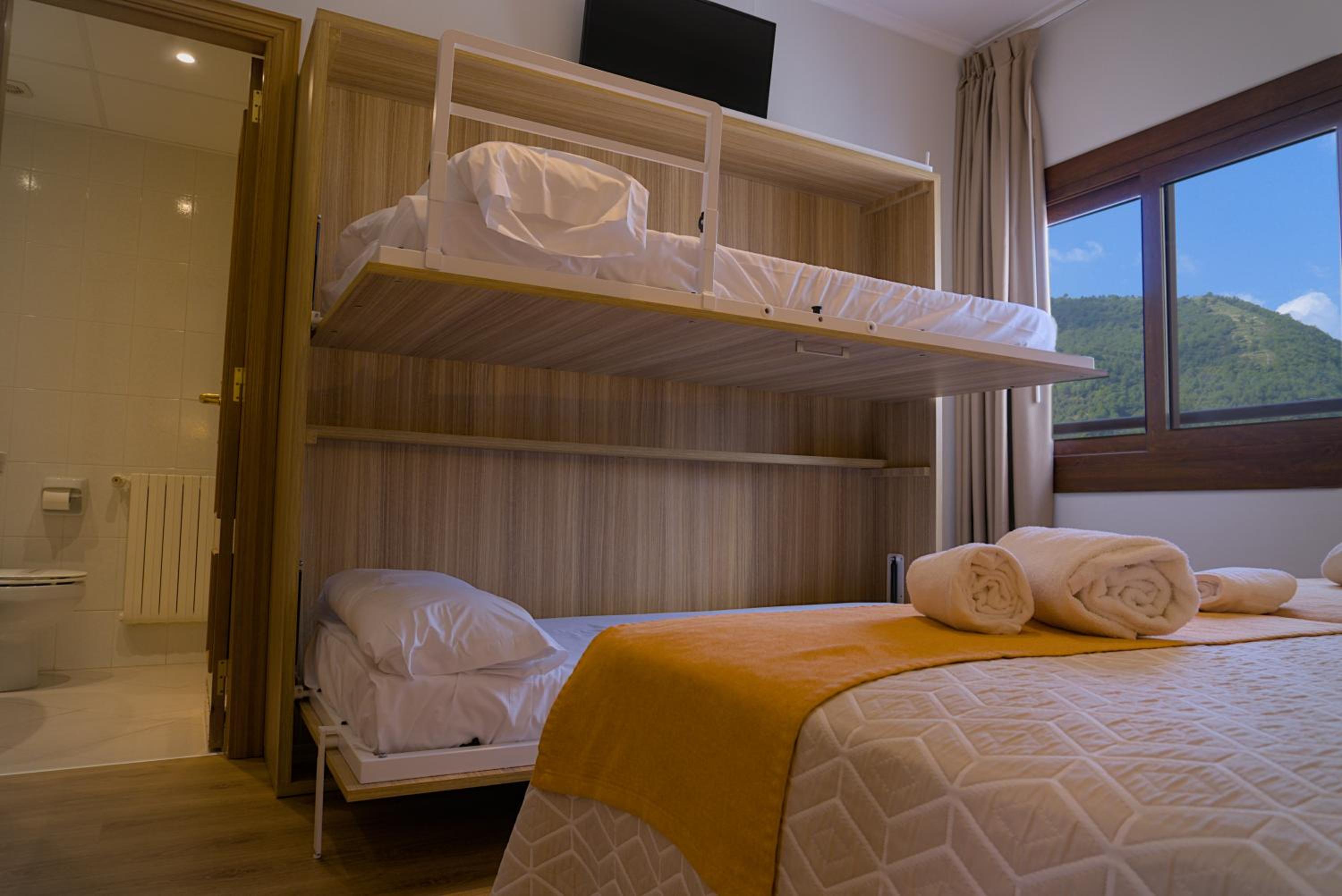 Quadruple Room with Private Bathroom - Photo 1
