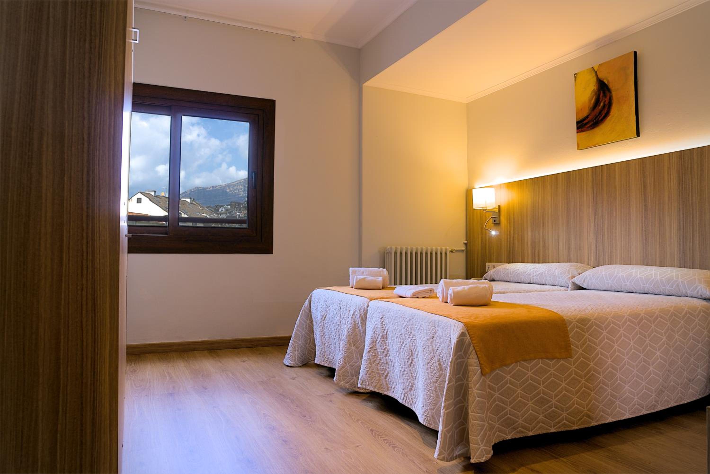 Quadruple Room with Private Bathroom - Photo 3