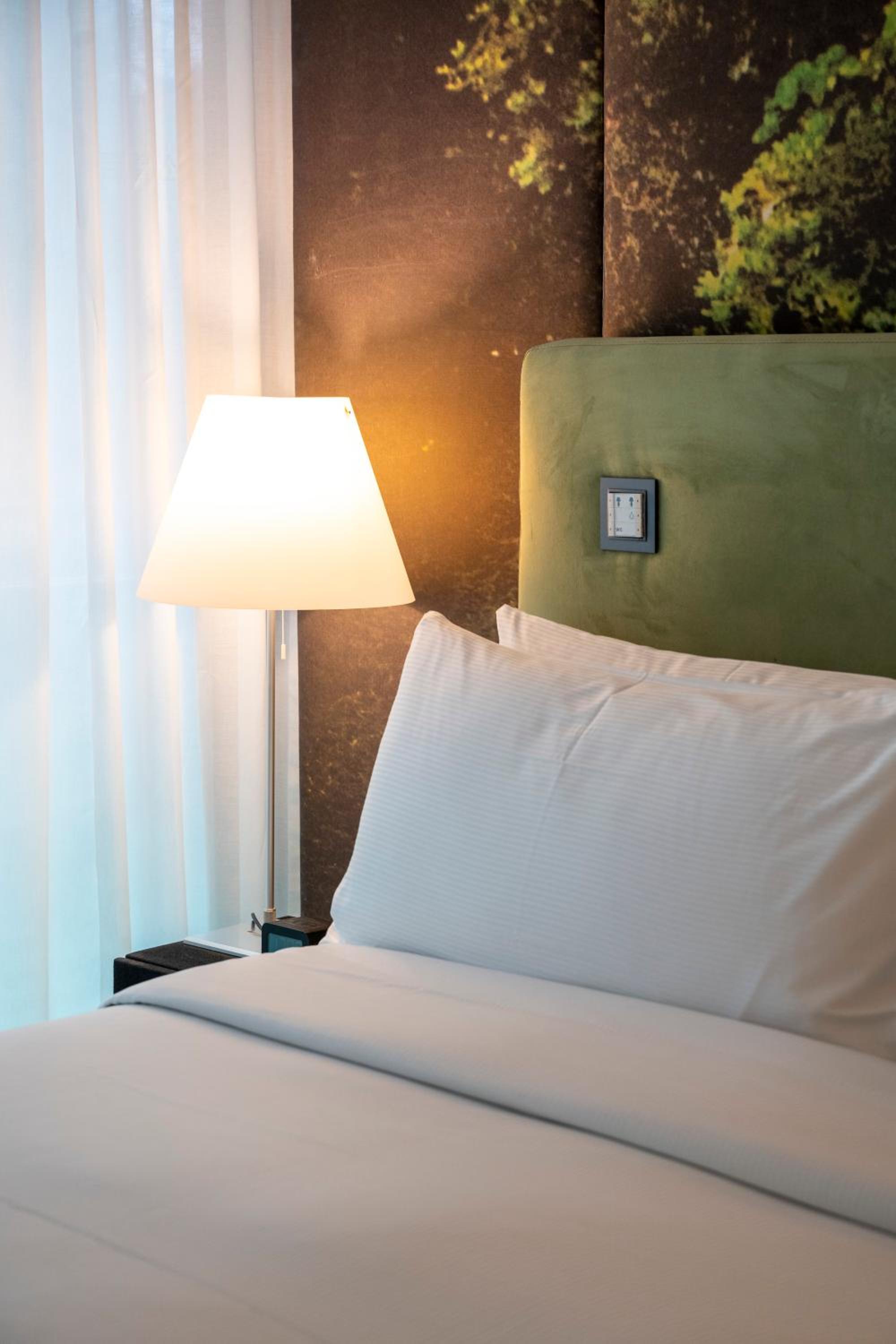 Deluxe King Room - Photo 3