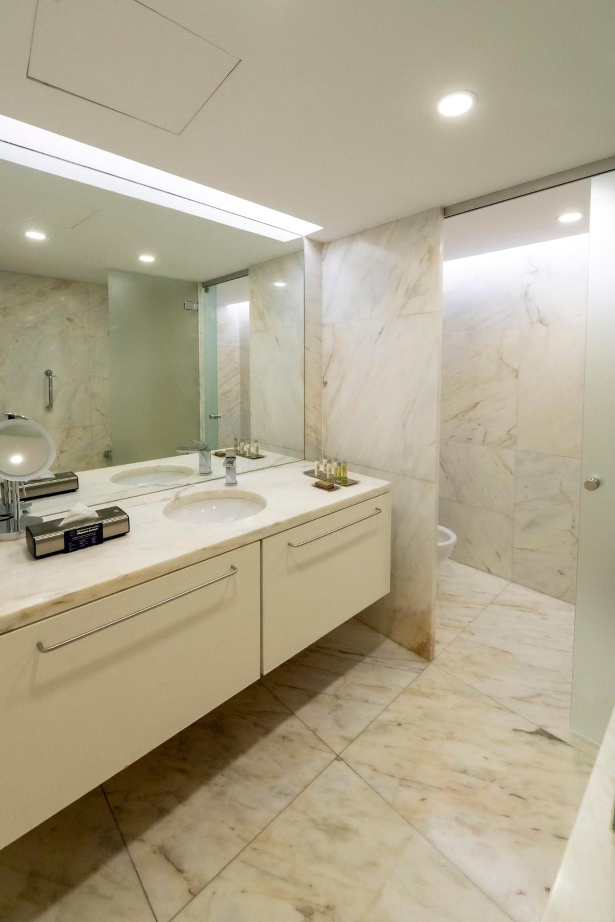 Deluxe King Room - Photo 4