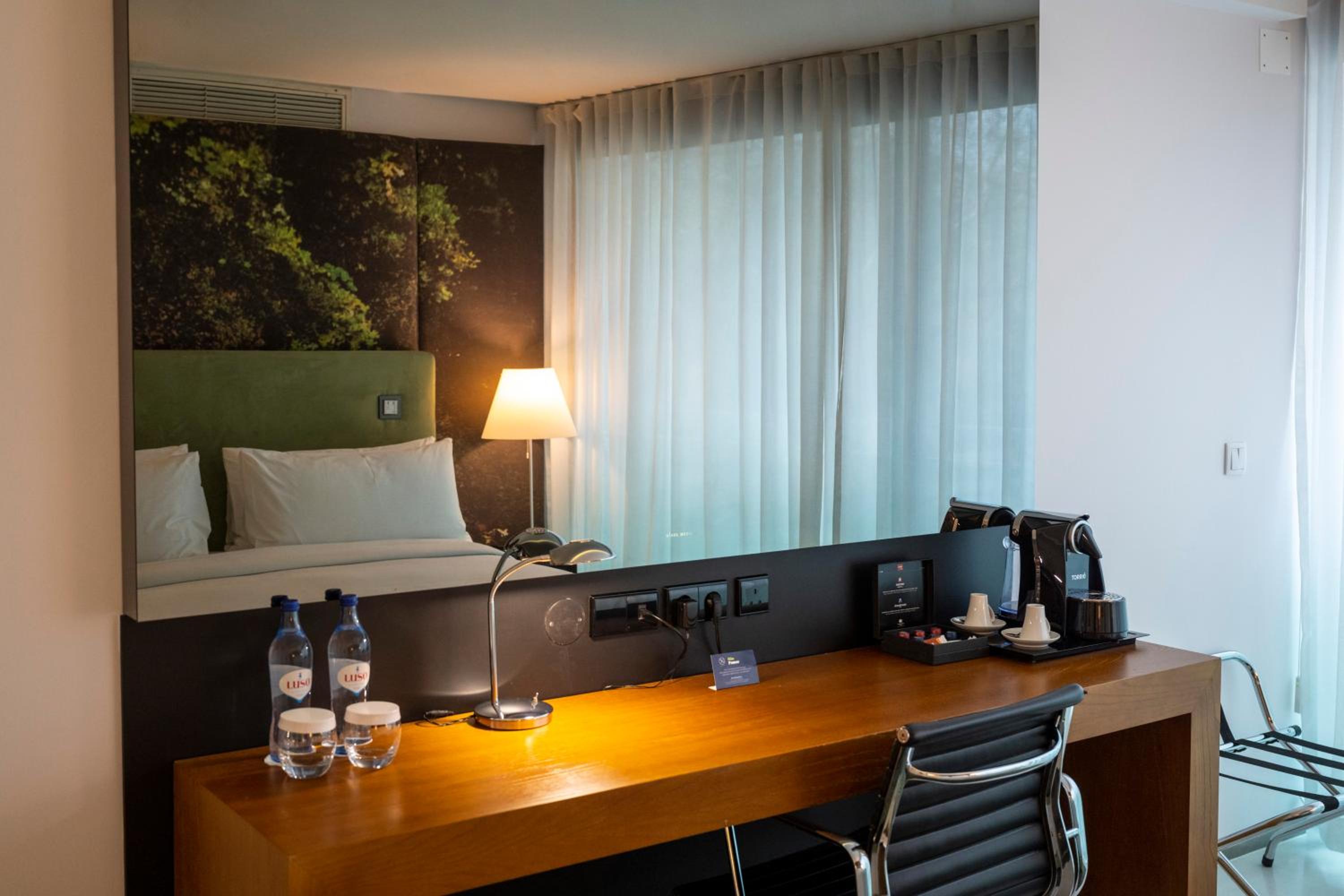 Deluxe King Room - Photo 5