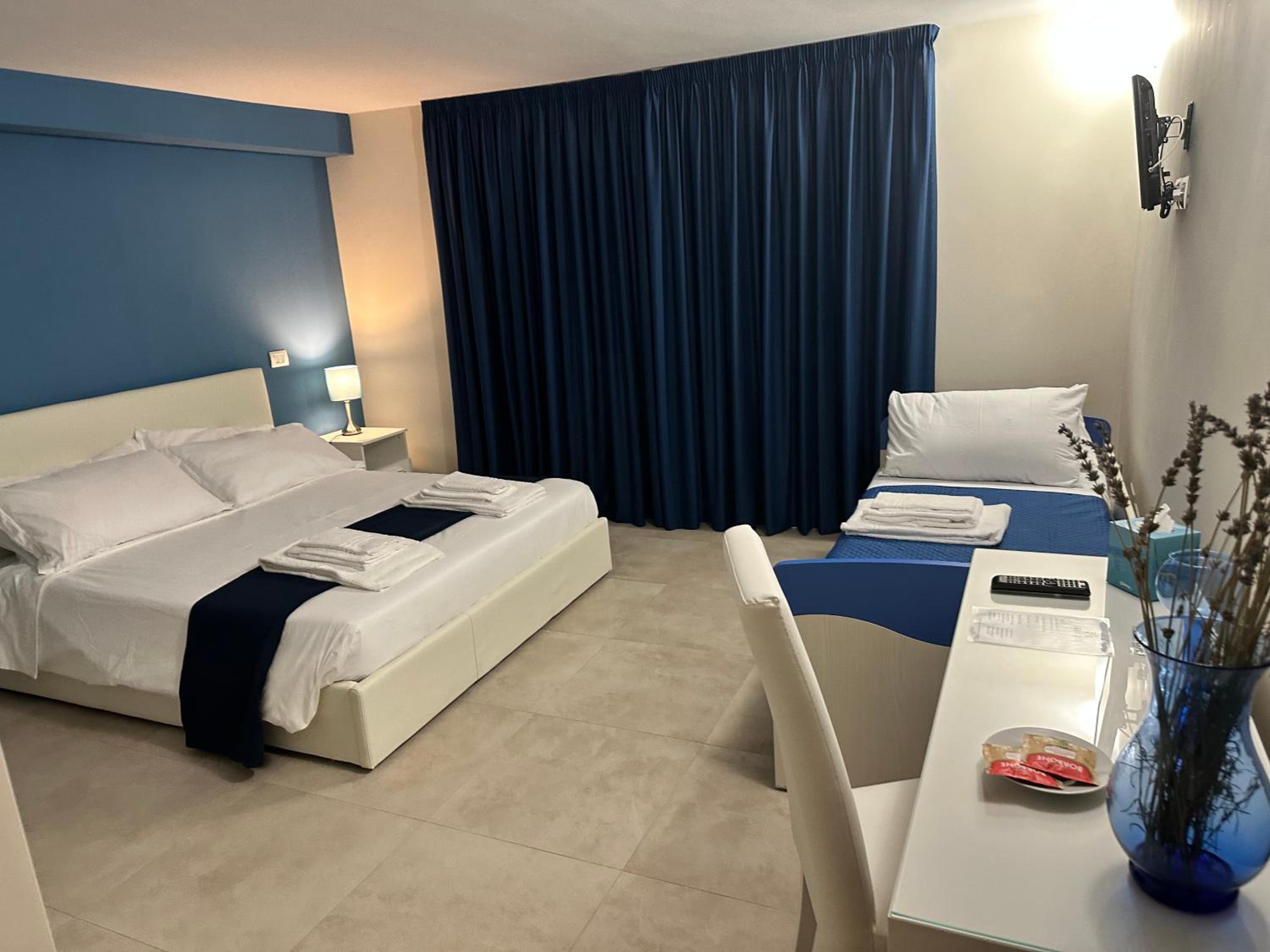 Deluxe Room (2 Adults + 1 Child) photo 1