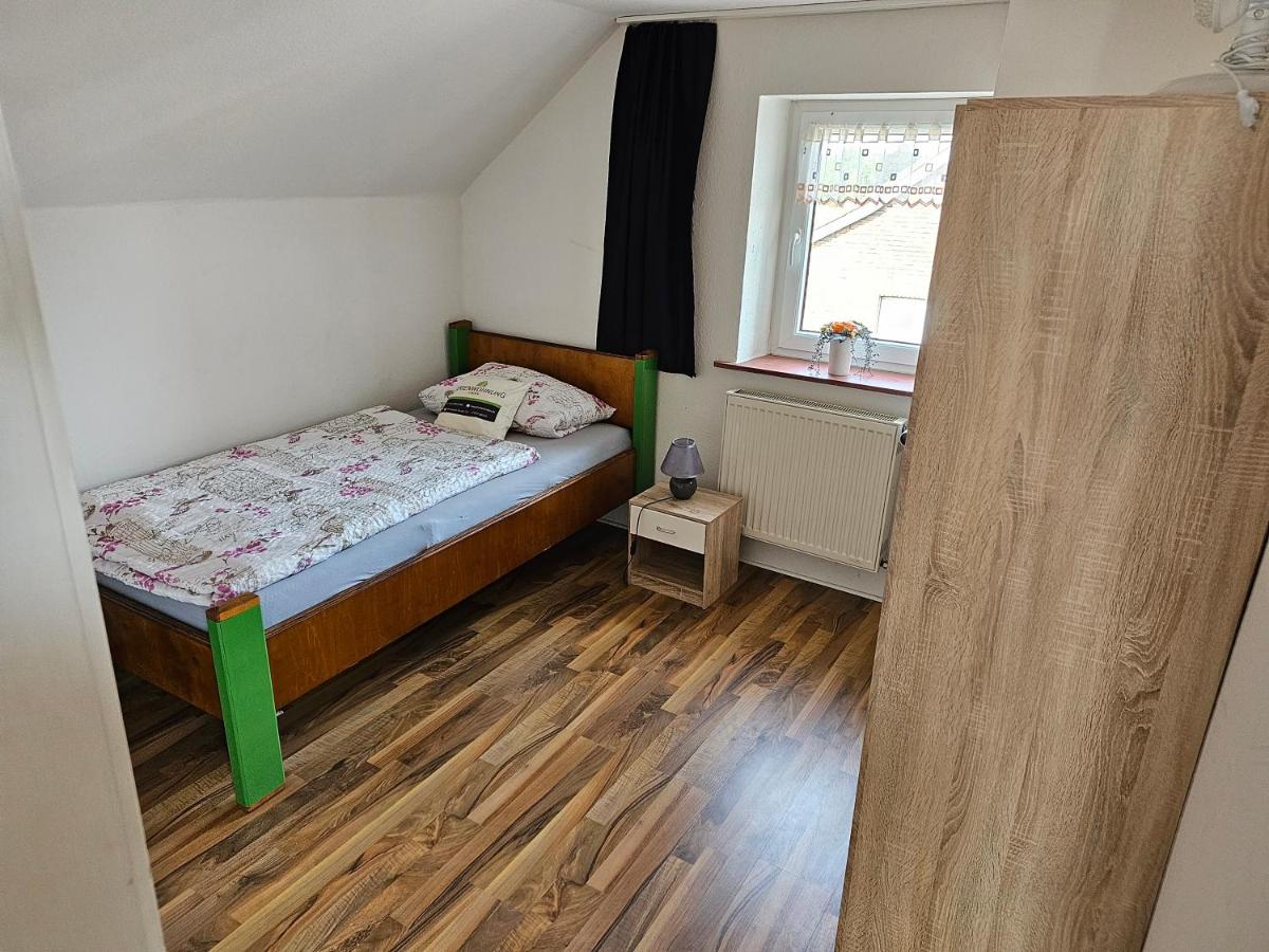 Six-Bedroom House photo 3