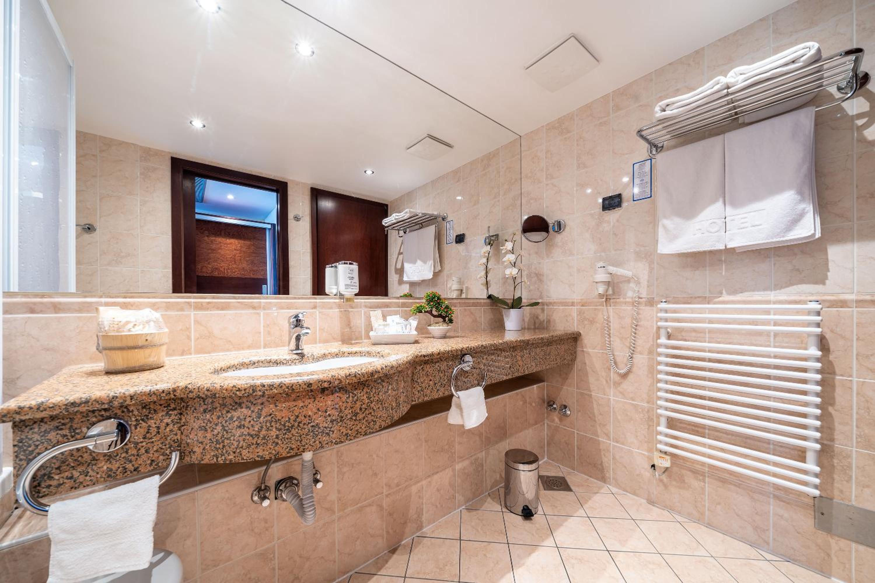 Double or Twin Room with Balcony - Photo 8
