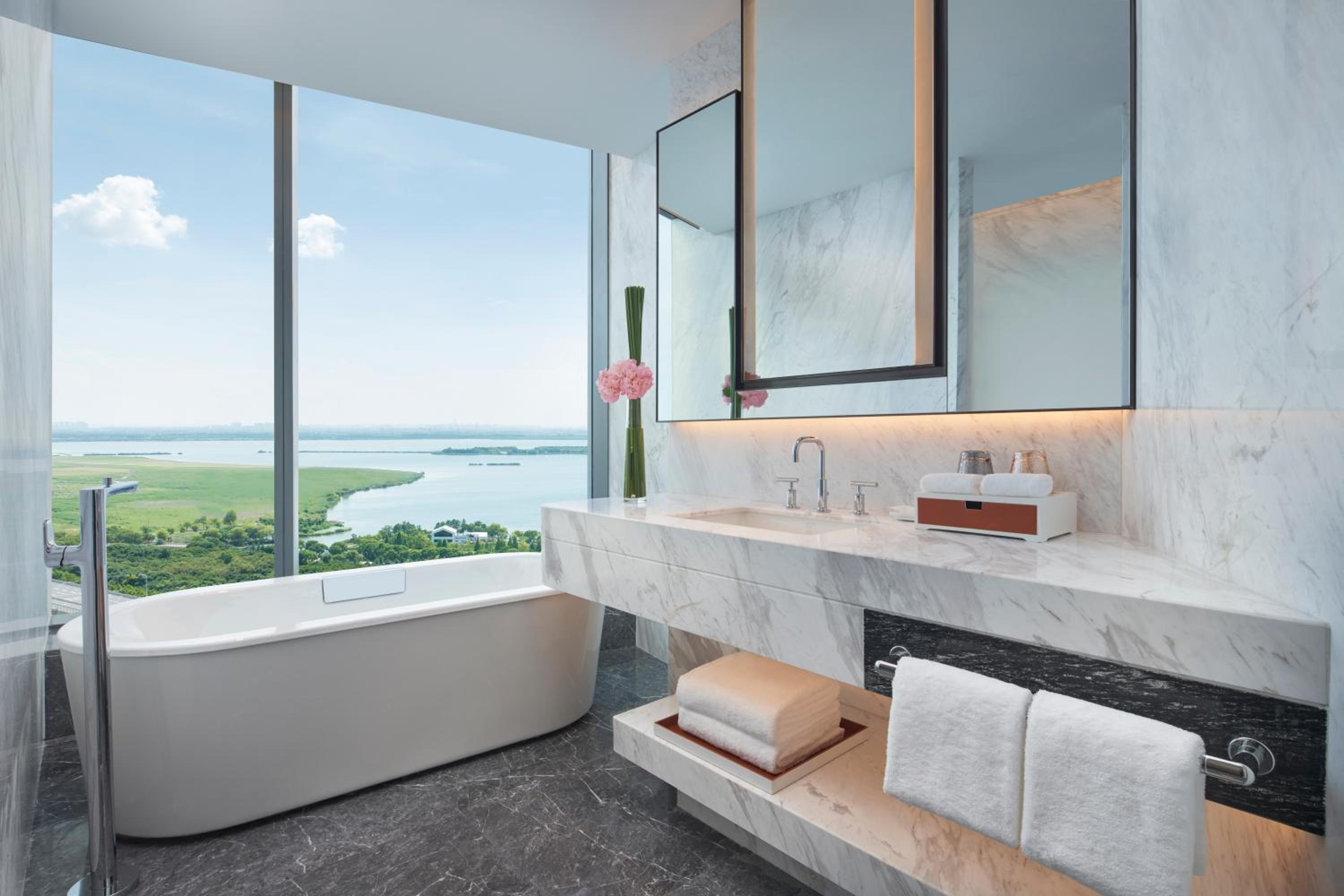 Deluxe Twin Room with Lake View photo 2