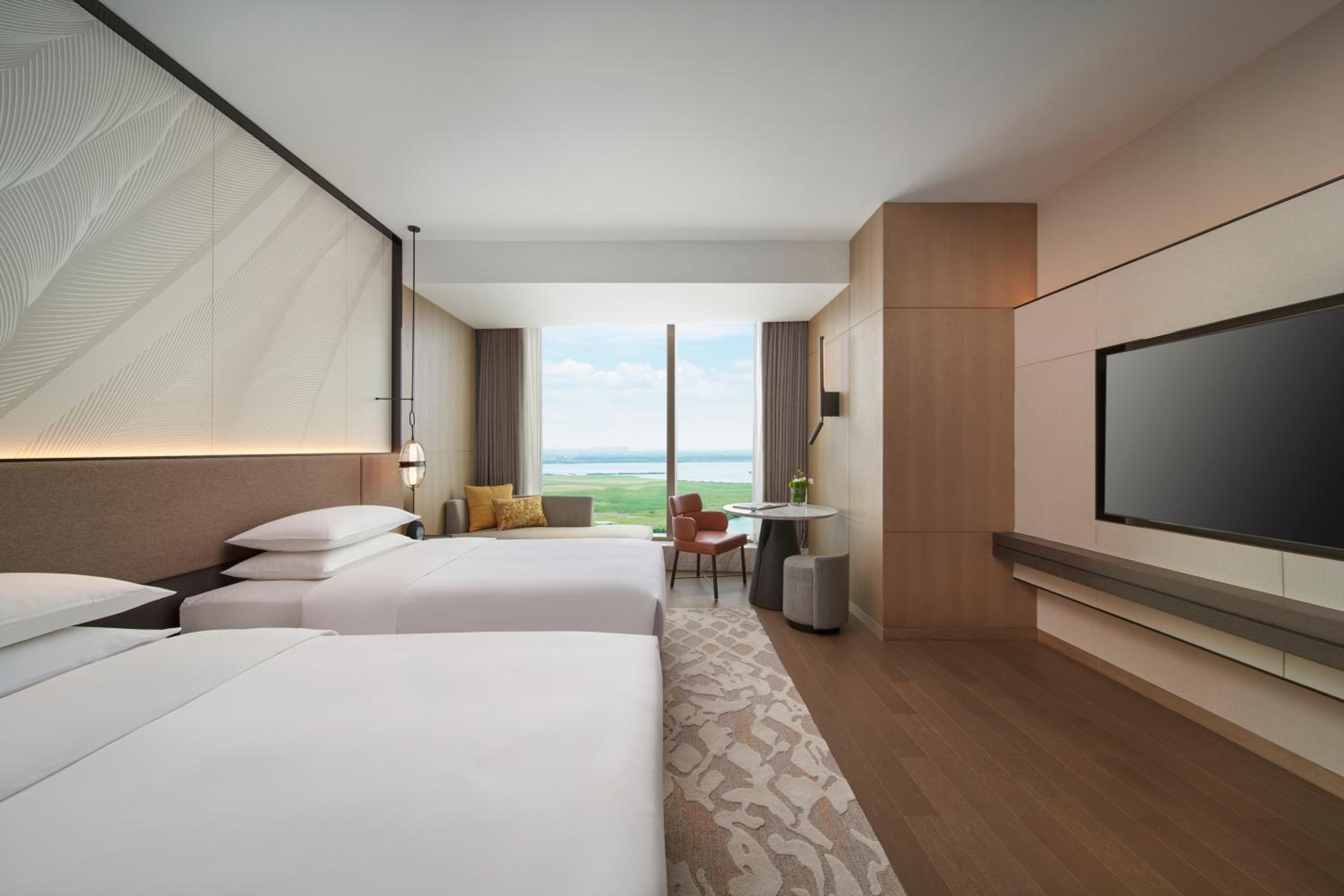Queen Room with Two Queen Beds and Lake View - Club Access