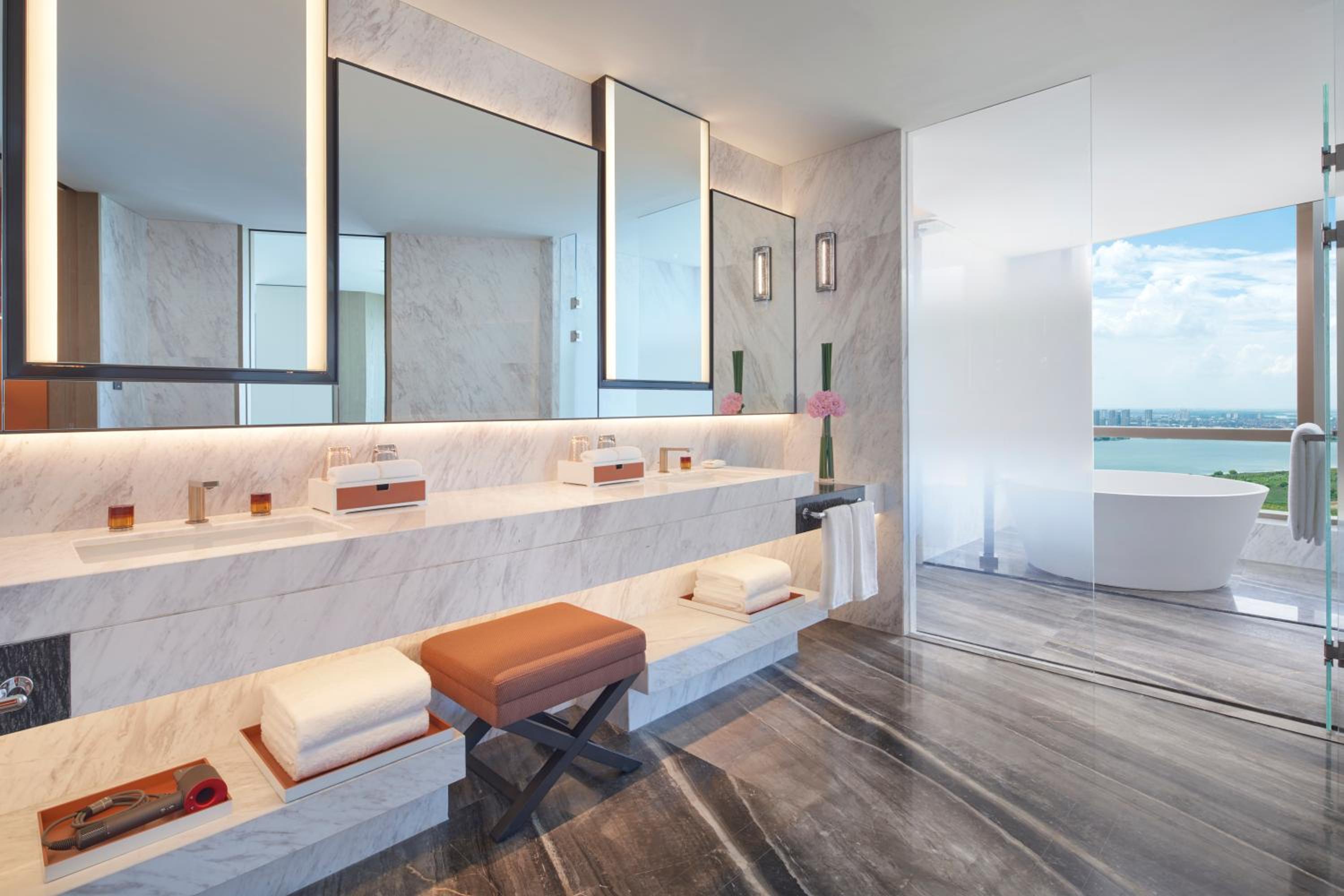 Executive King Suite with Lake View photo 2