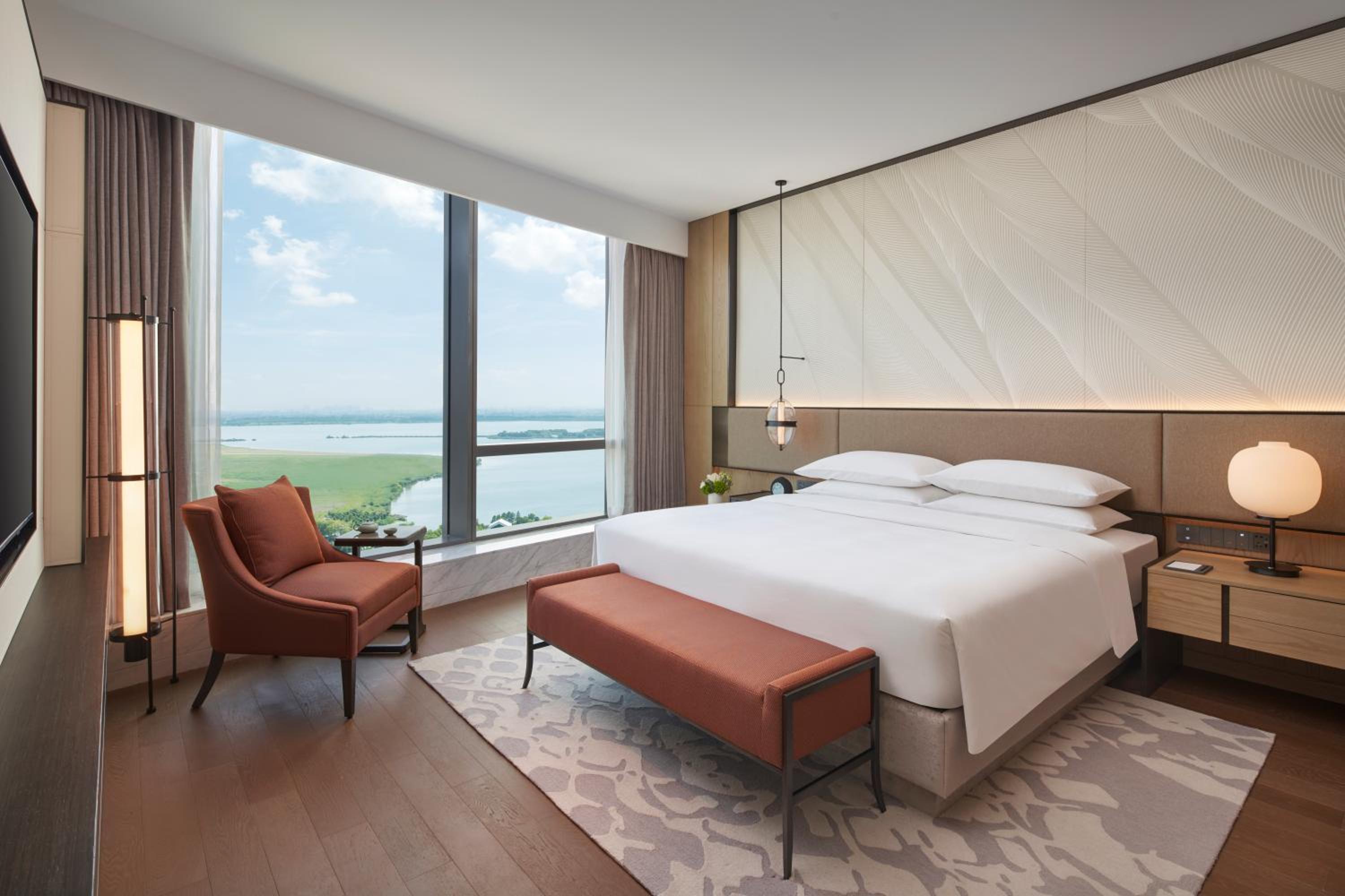 Deluxe King Suite with Two King Beds and Lake View photo 3