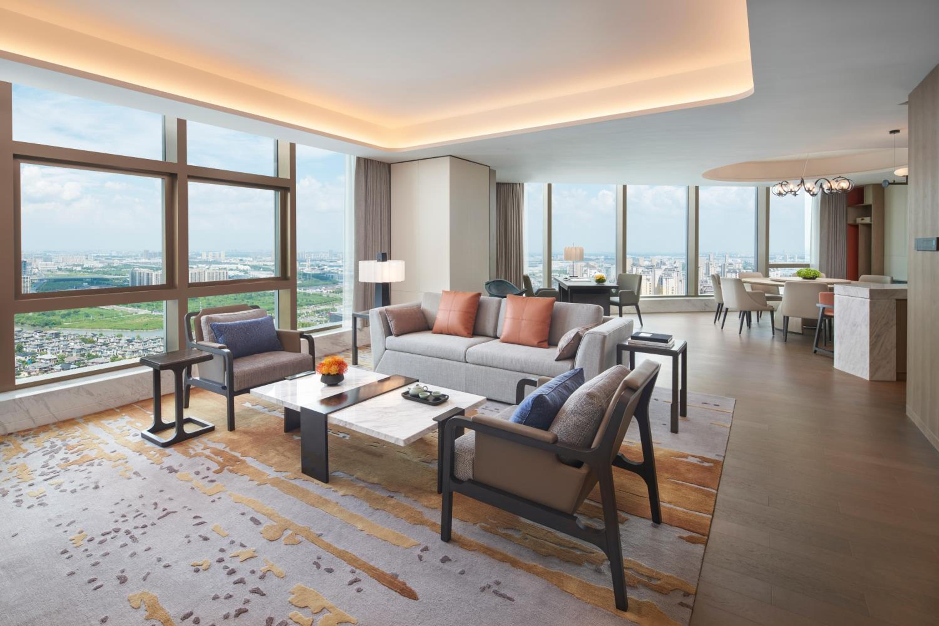 Executive King Suite with Lake View photo 3