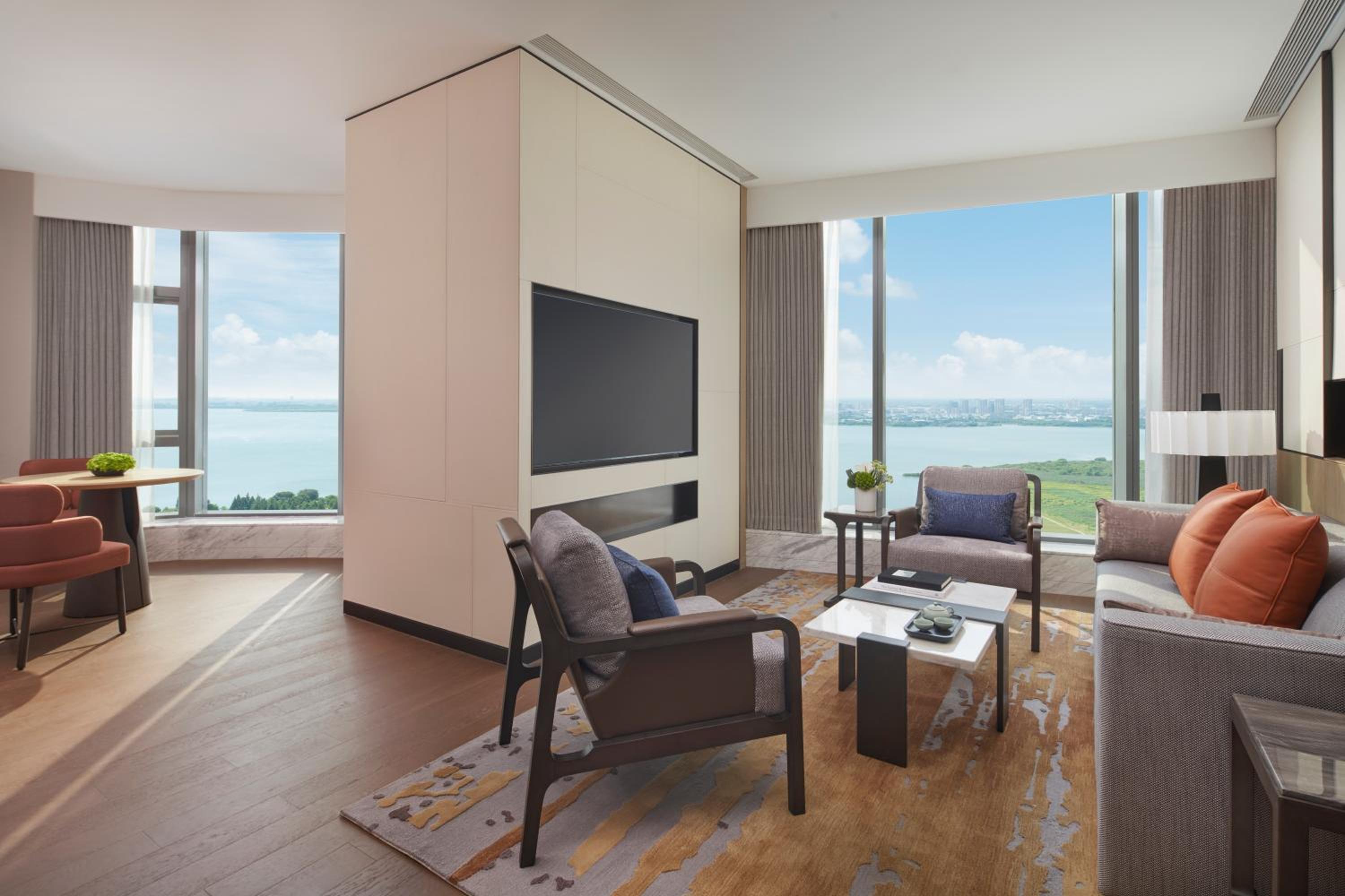 King Suite with Lake View