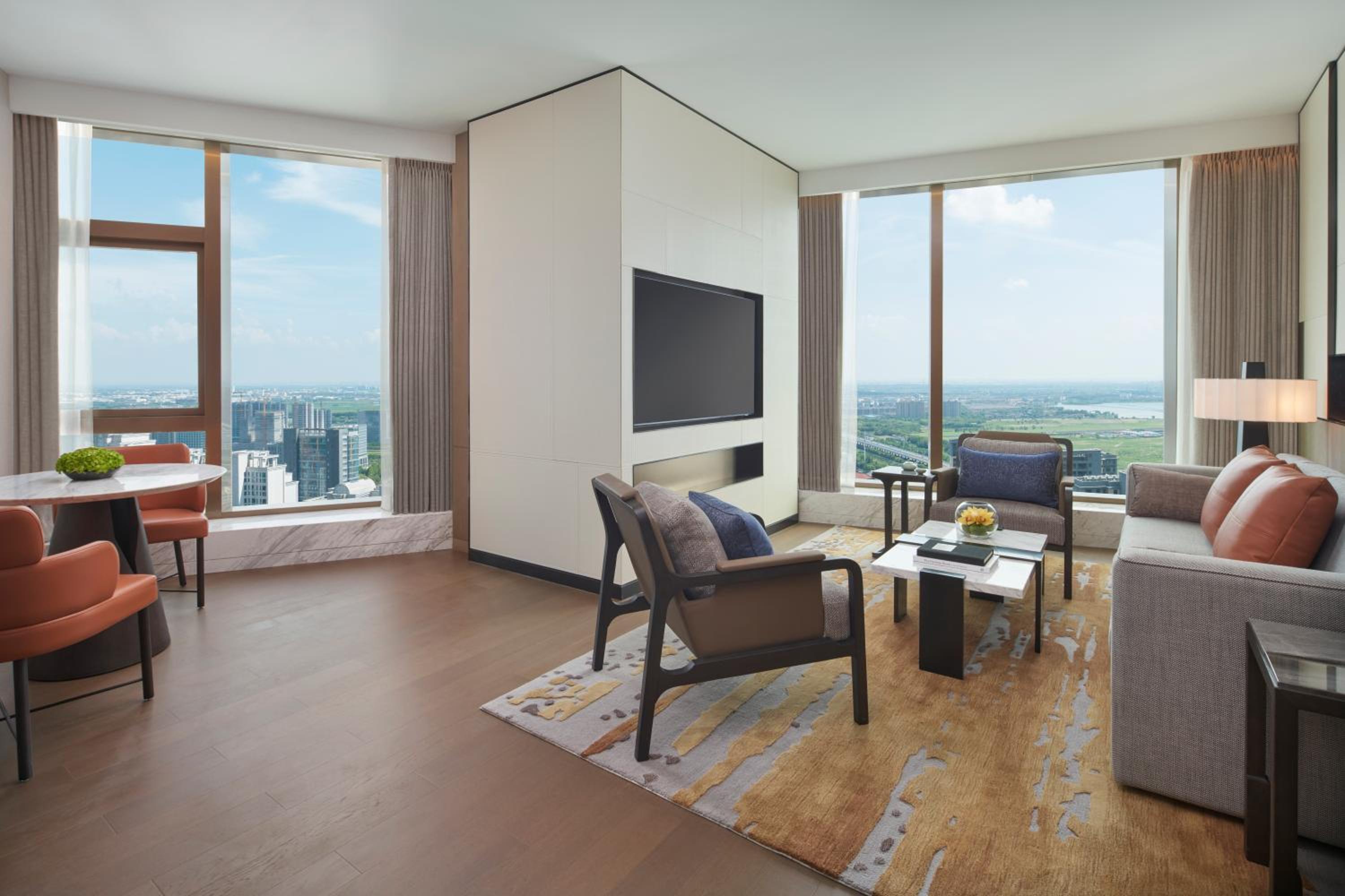 Deluxe King Suite with Lake View