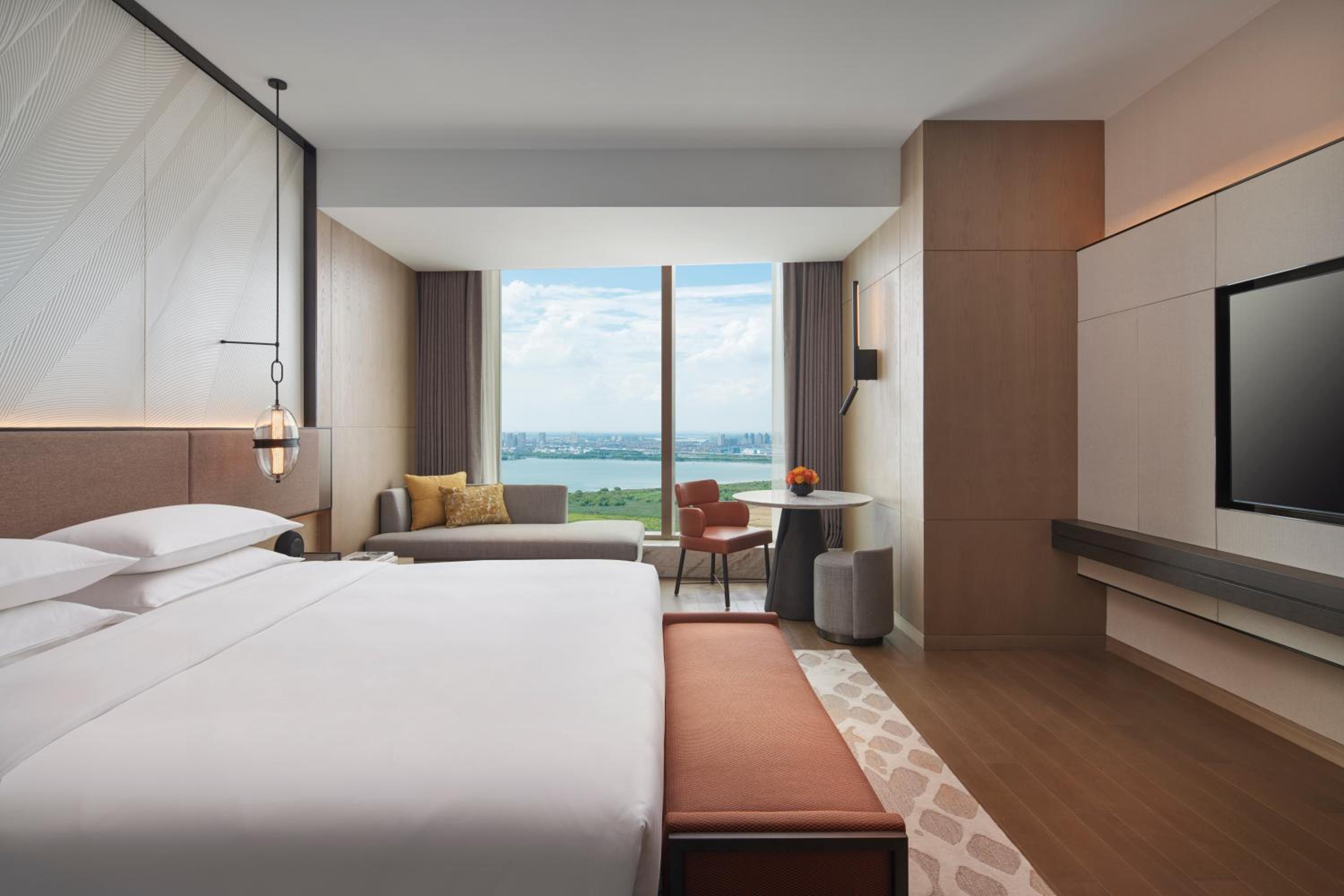 King Room with Lake View - Club Access