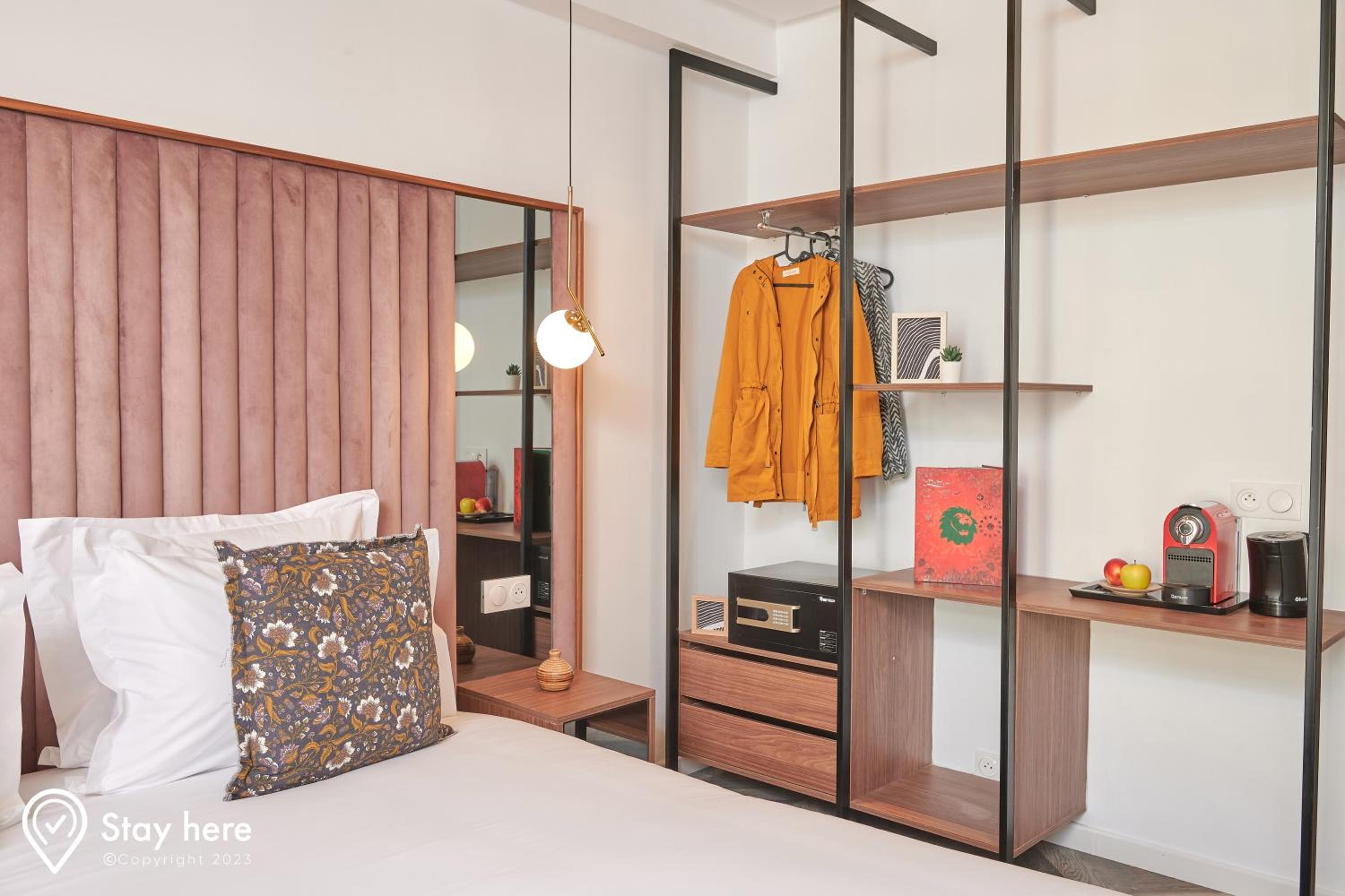 Deluxe Double Room with Balcony - Photo 4