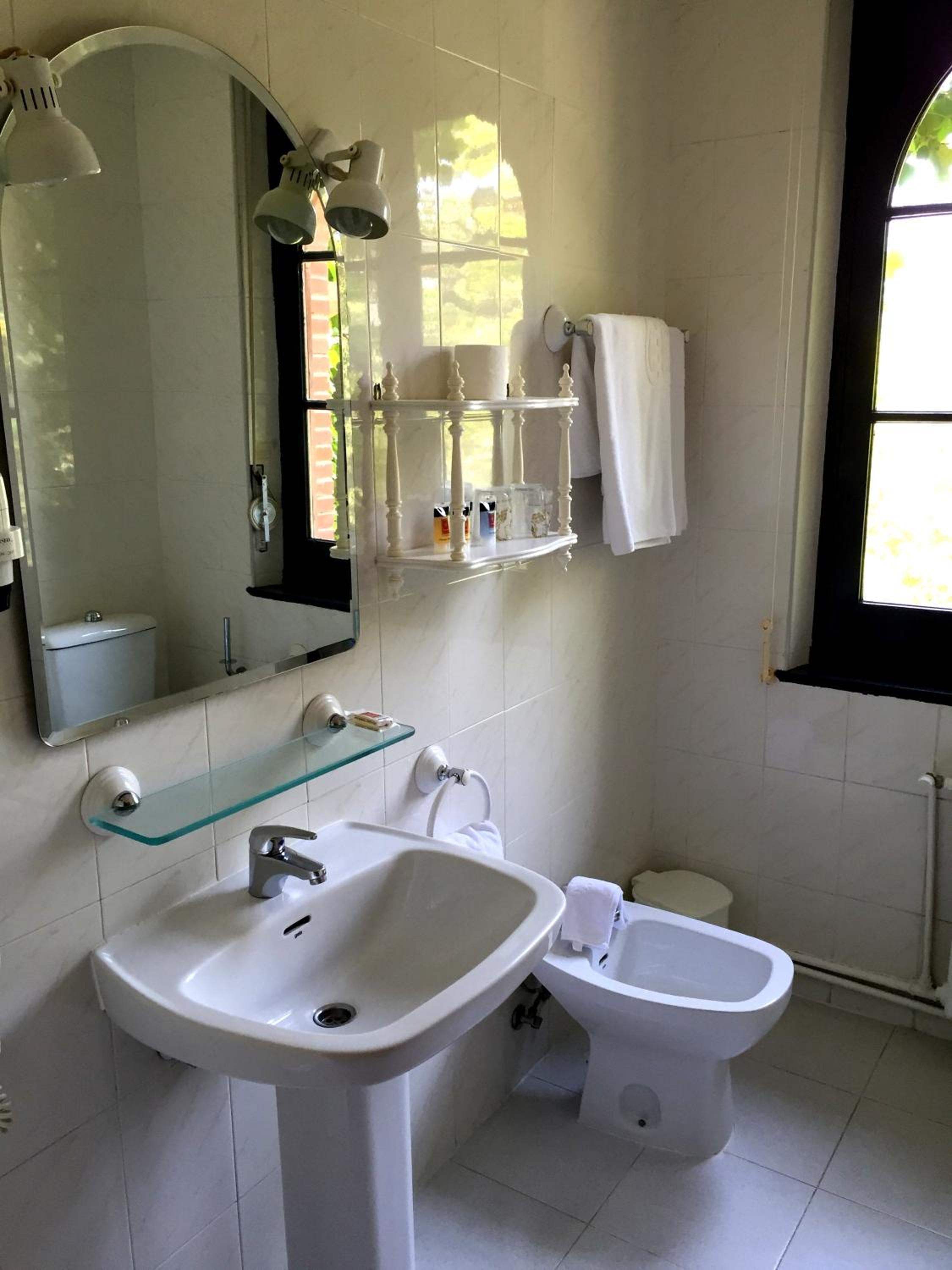 Double or Twin Room - Photo 8