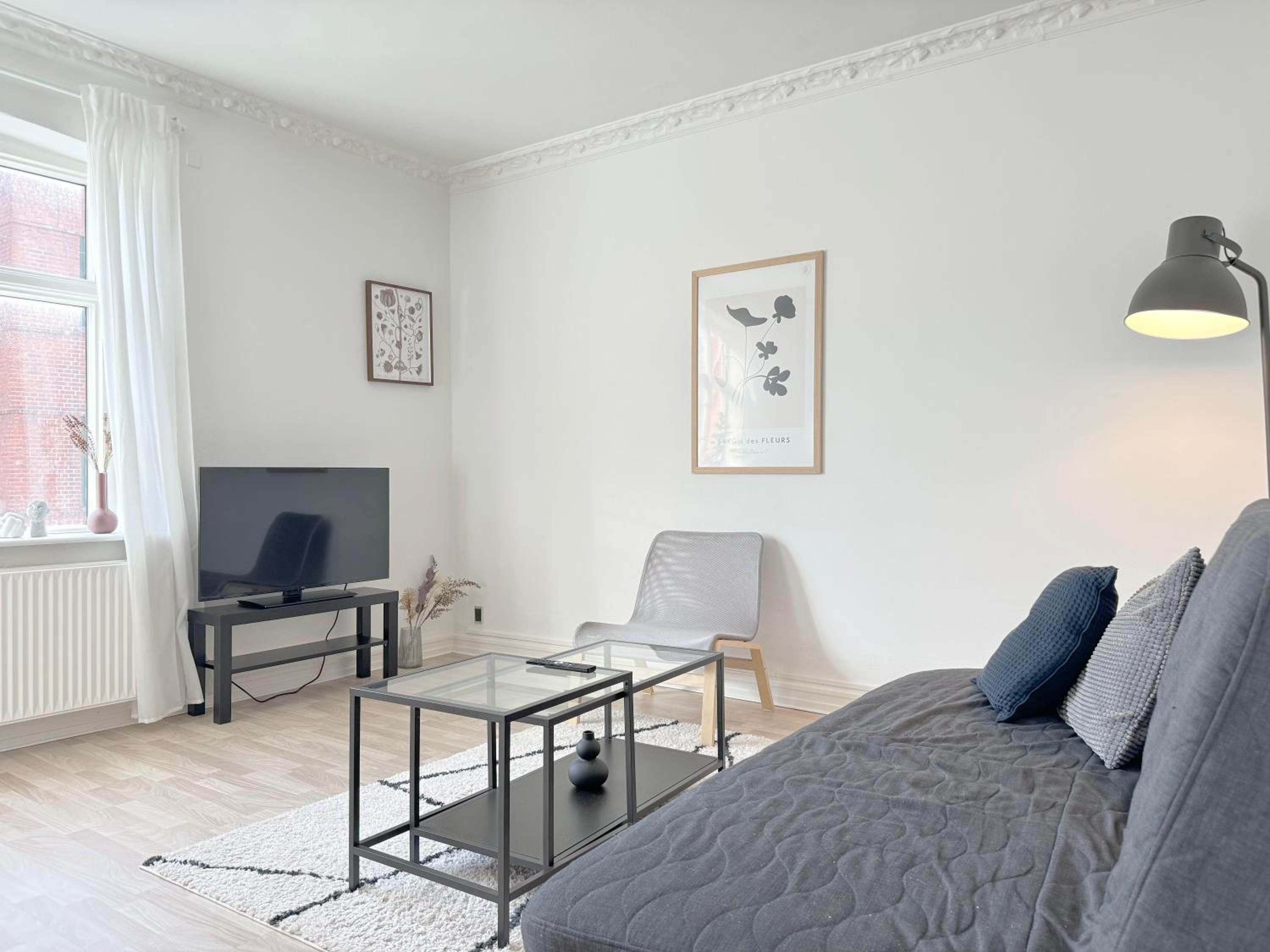 One-Bedroom Apartment photo 1
