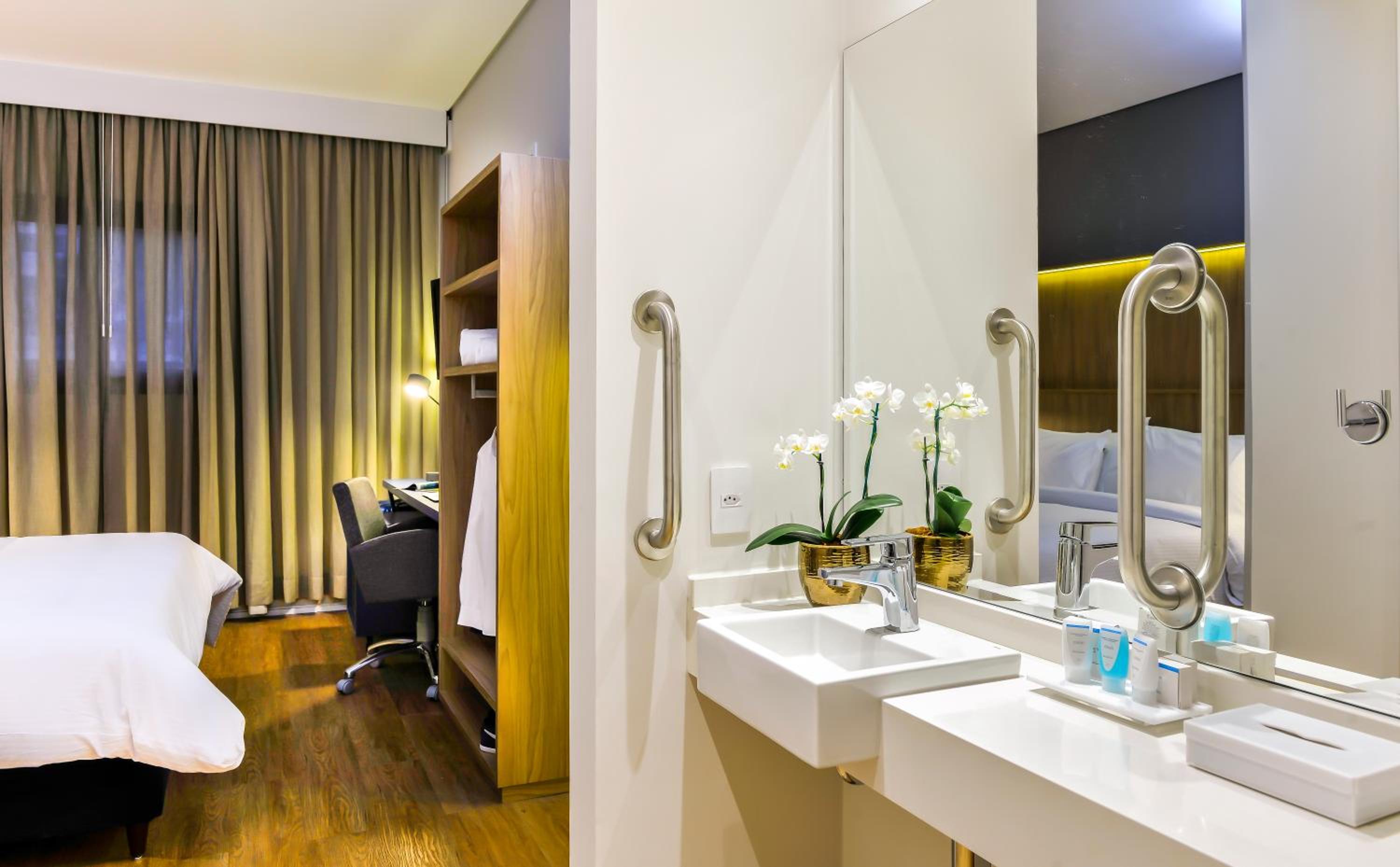 Queen Room with Roll-in Shower - Mobility Accessible