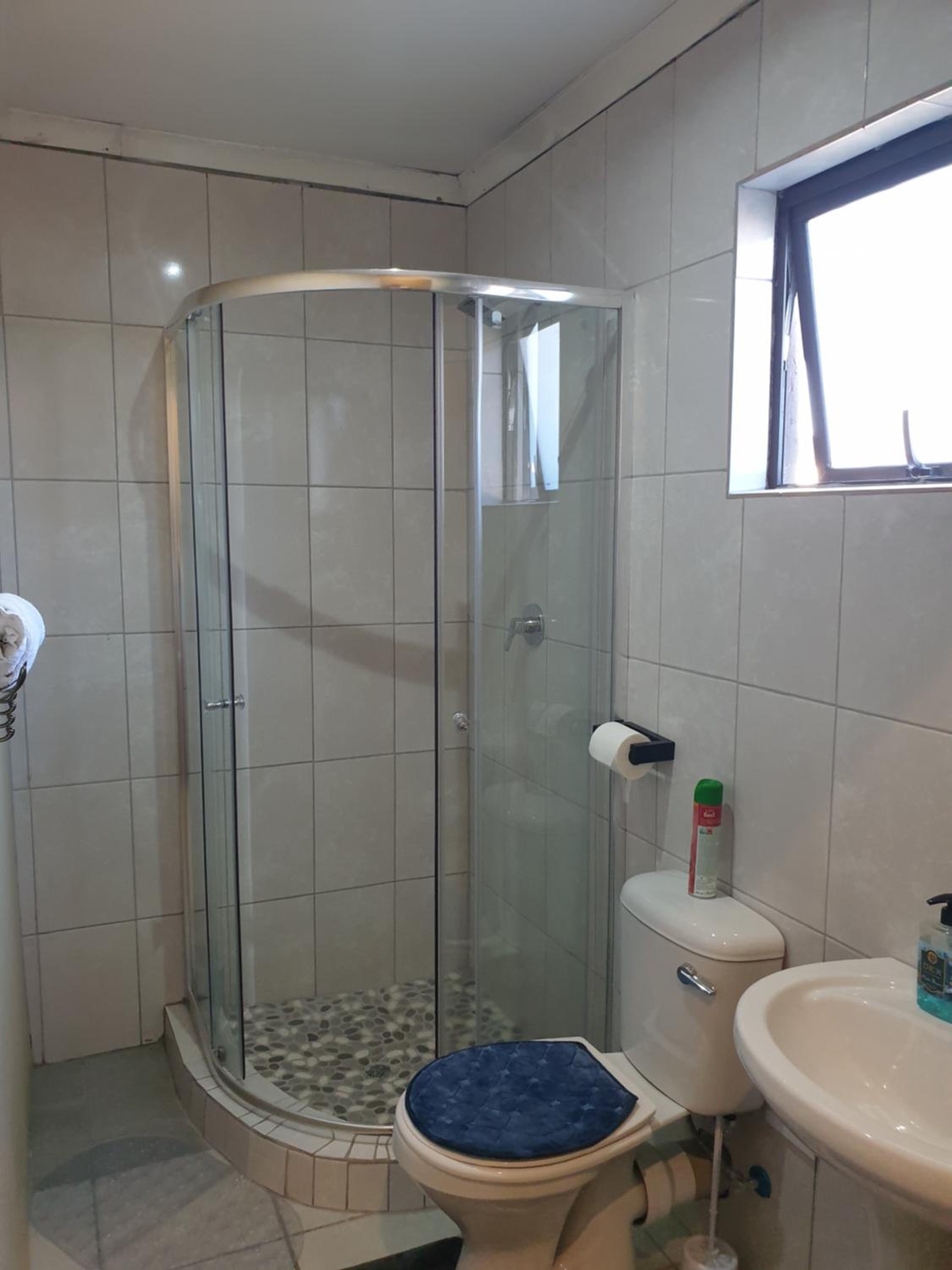 Family Room with Private Bathroom photo 2