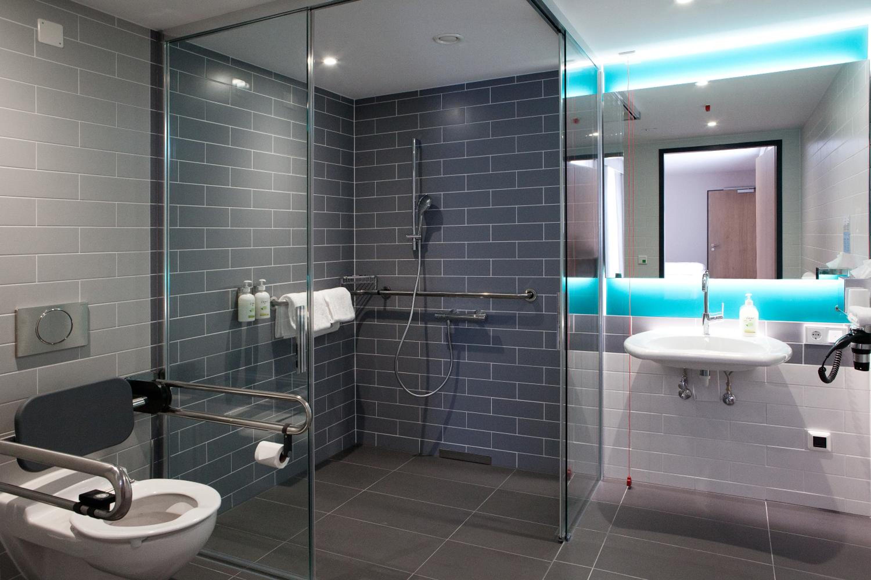 Standard Queen Room - Accessible photo 2