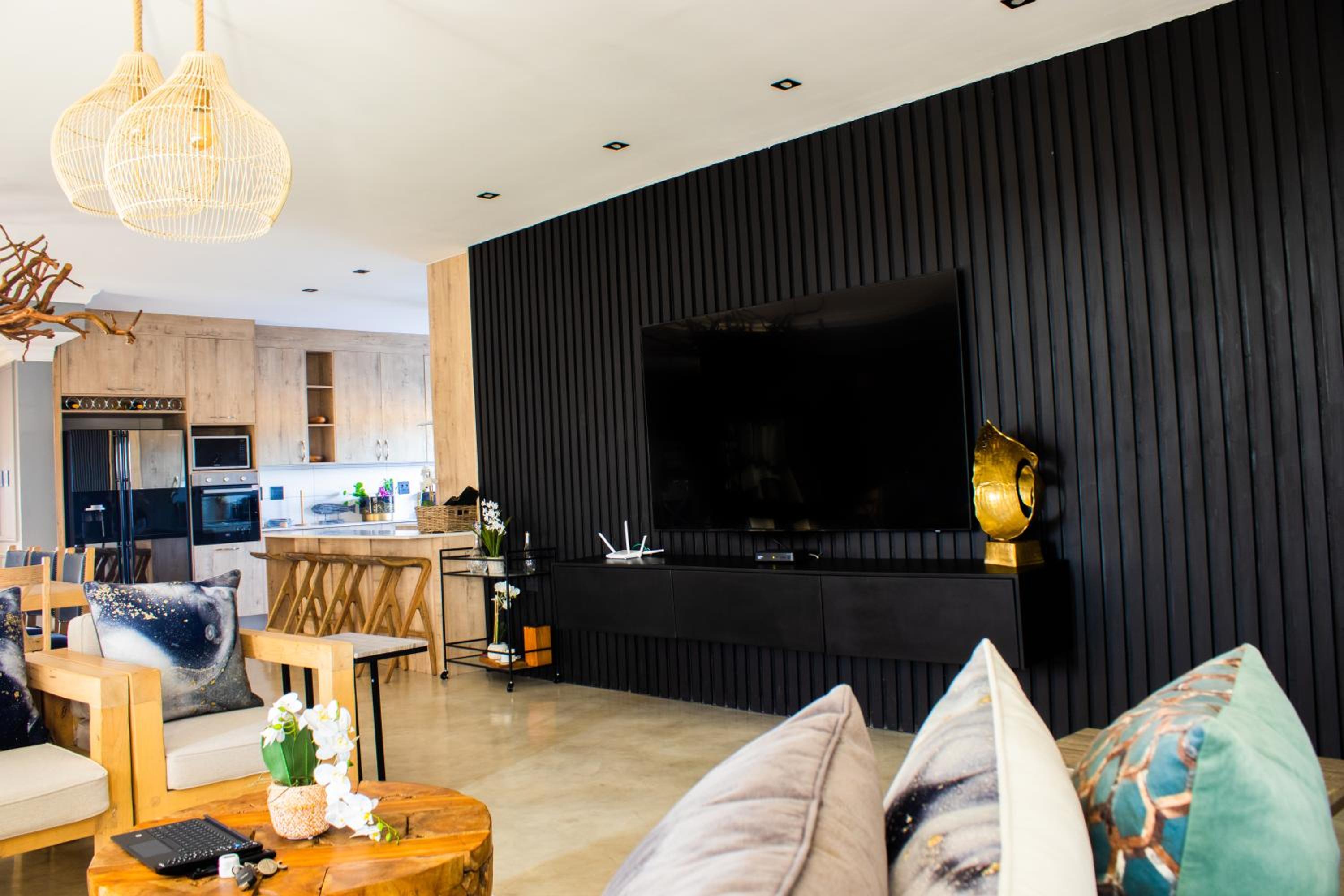 Villa - Photo 1