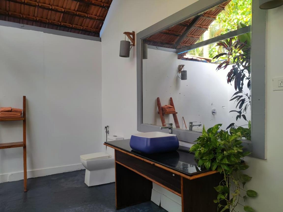 Deluxe Double Room with Side Sea View photo 2