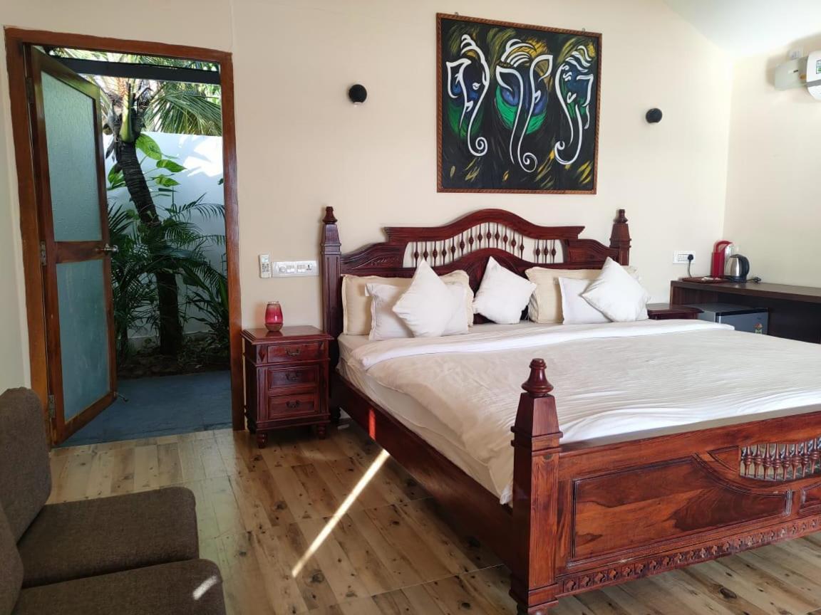 Deluxe Double Room with Side Sea View