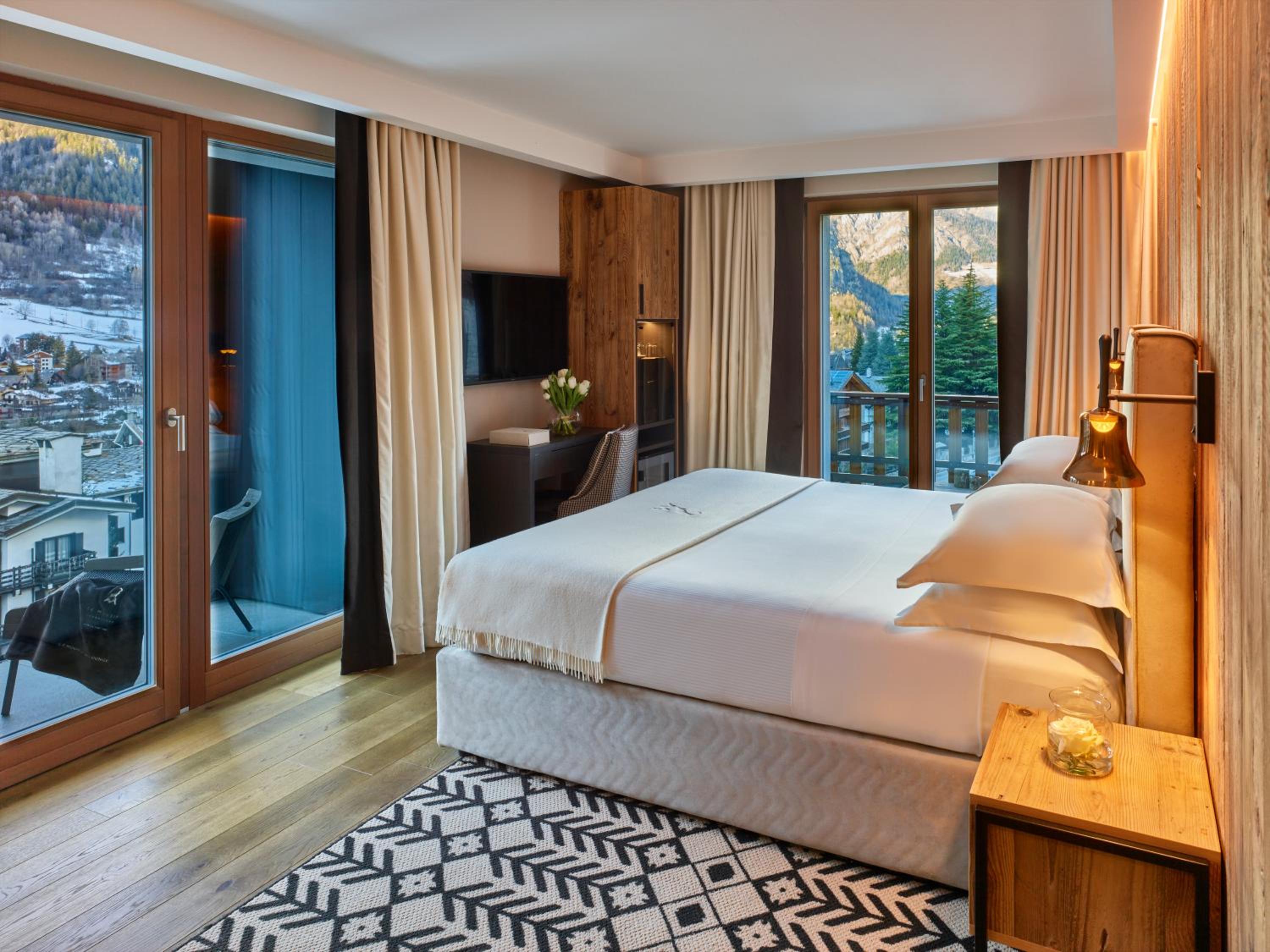 Junior Suite with Balcony thumbnail 6