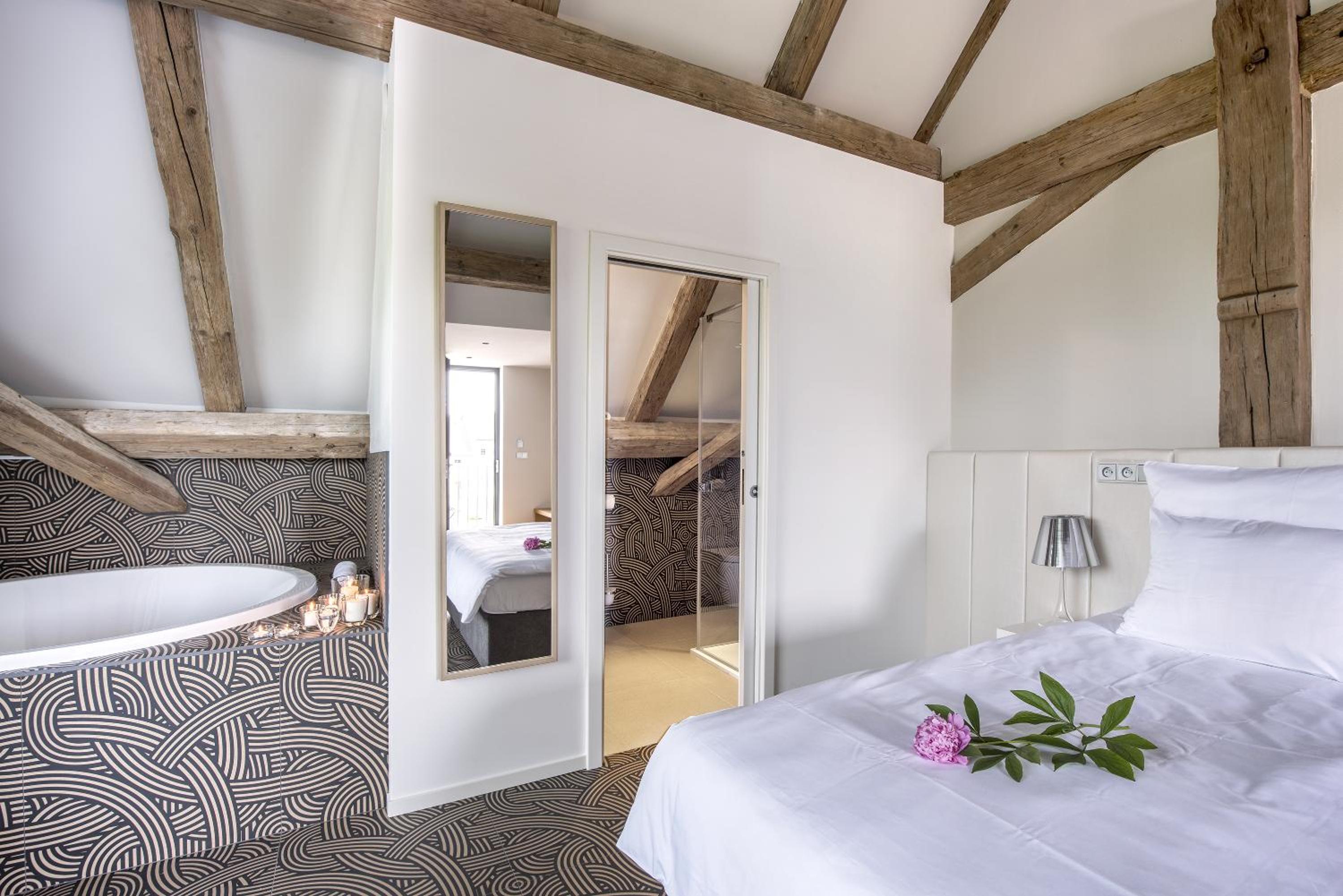 King Suite with Spa Bath - Photo 1
