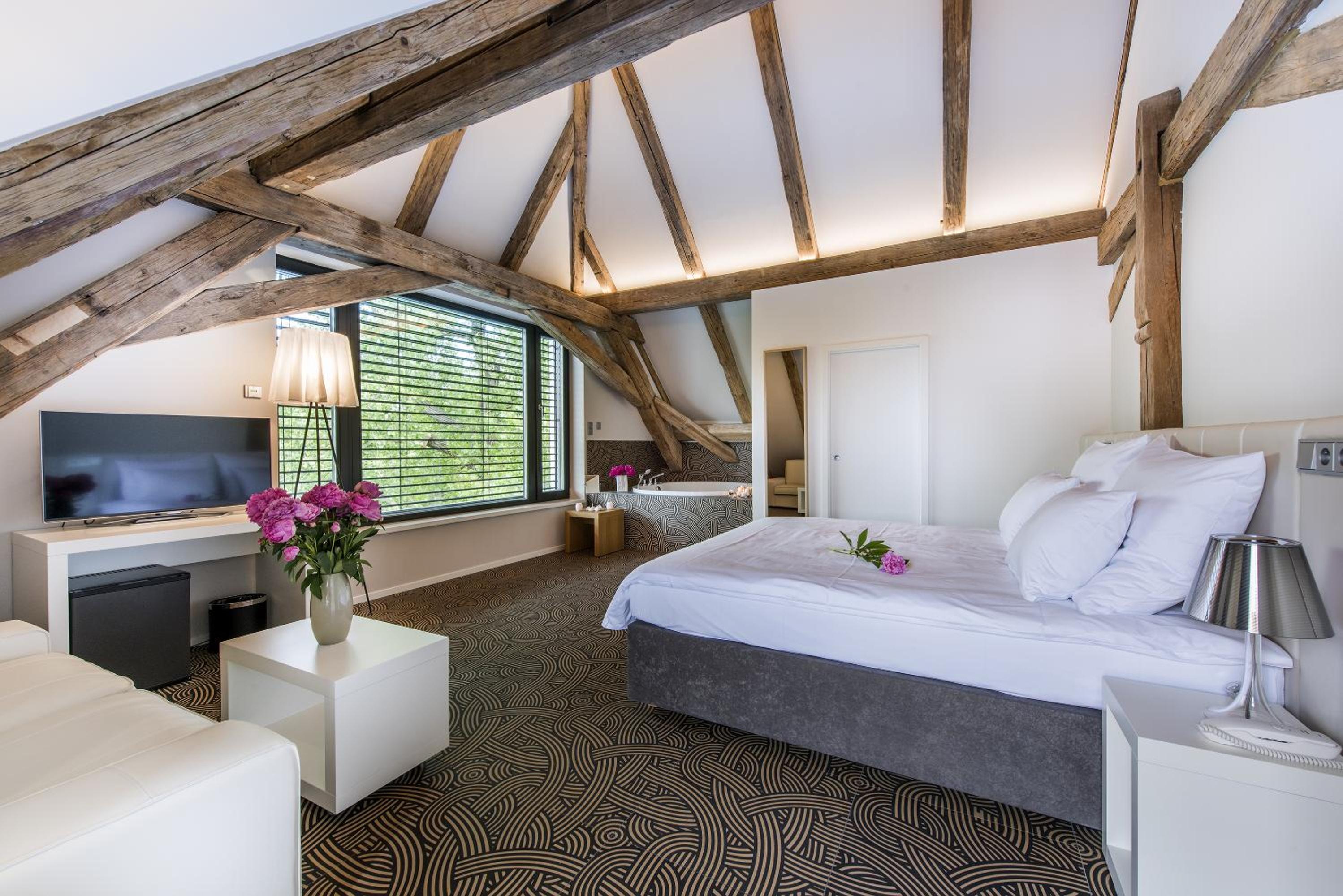 King Suite with Spa Bath - Photo 2