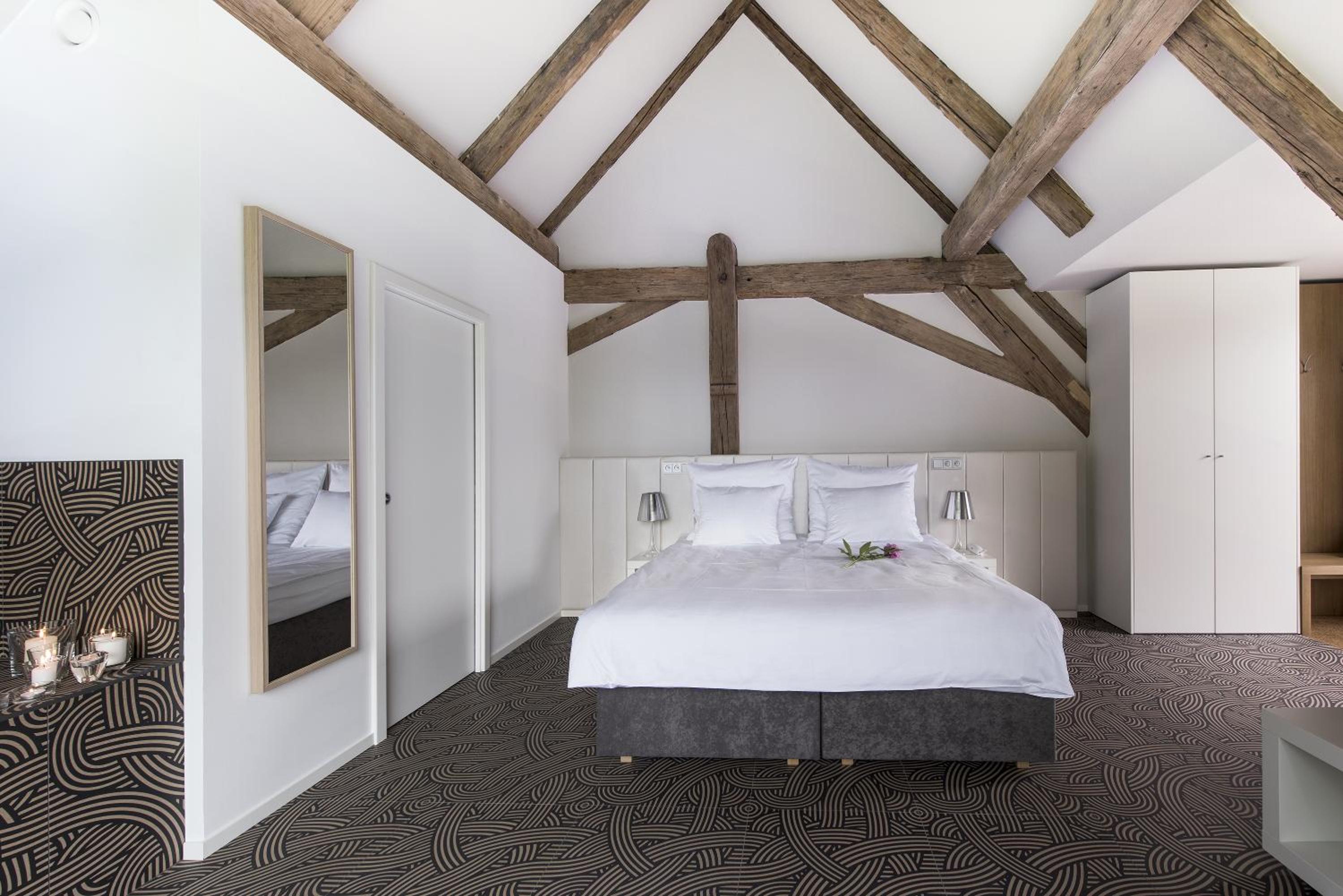 King Suite with Spa Bath - Photo 4