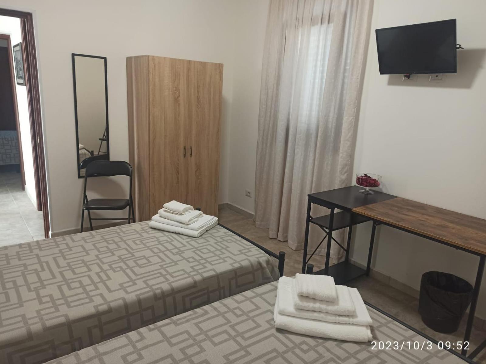 Double Room with Shared Bathroom photo 1