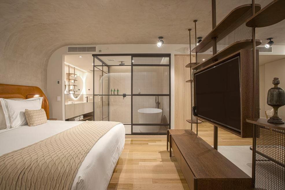 Suite - Photo 1