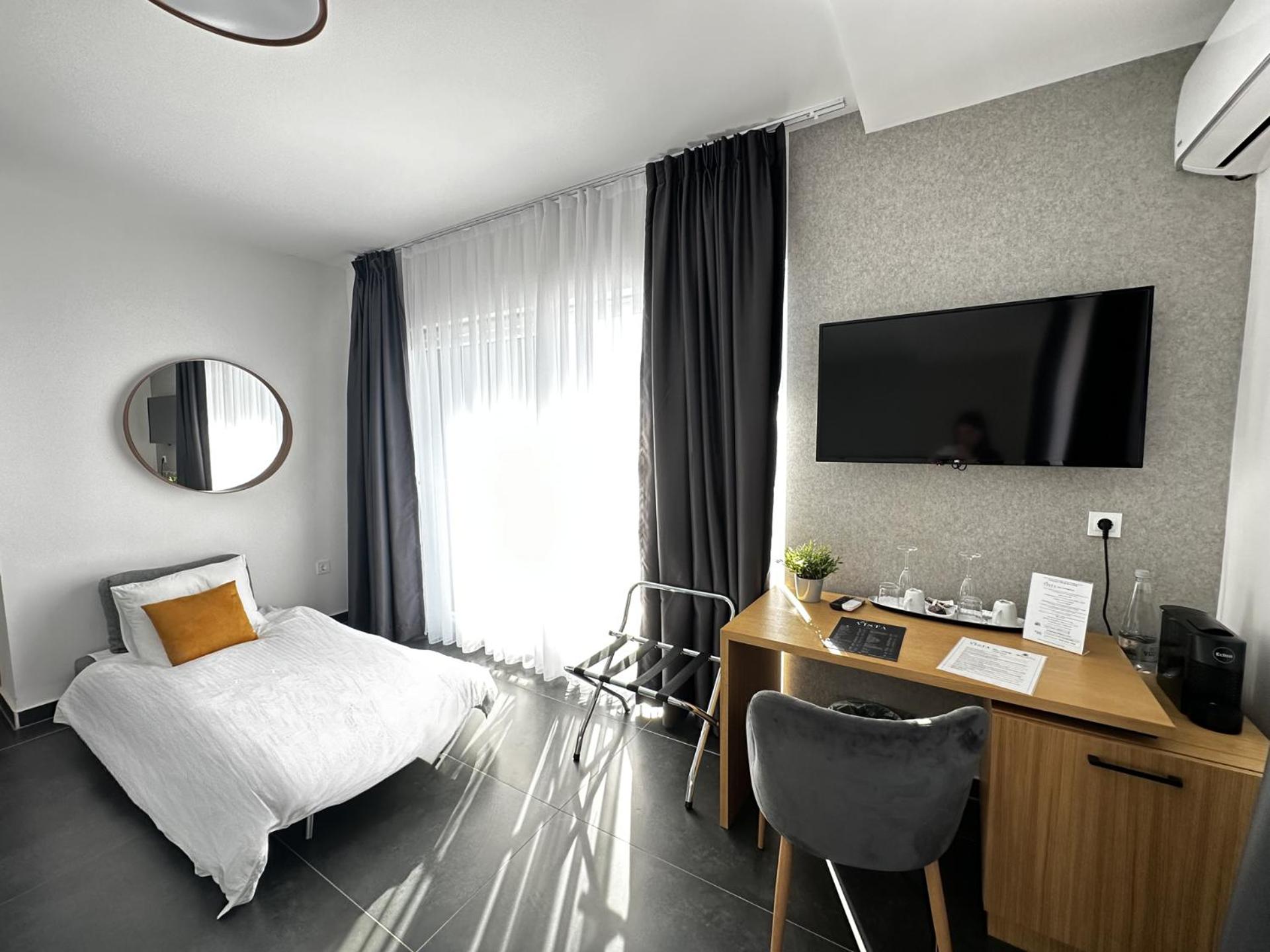 Superior Double or Twin Room with Lake View - Photo 9