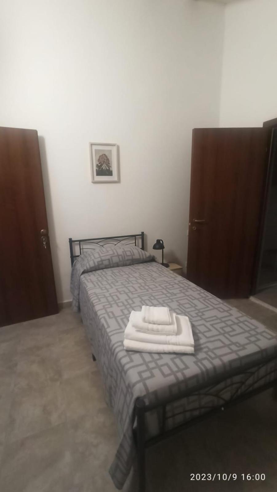 Single Room with Private Bathroom photo 1