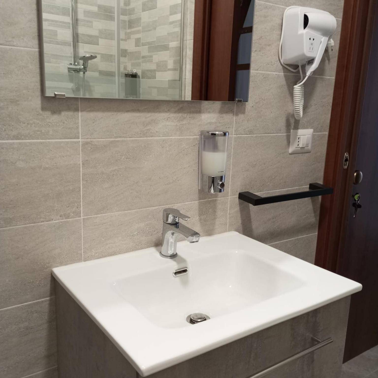 Single Room with Private Bathroom photo 2