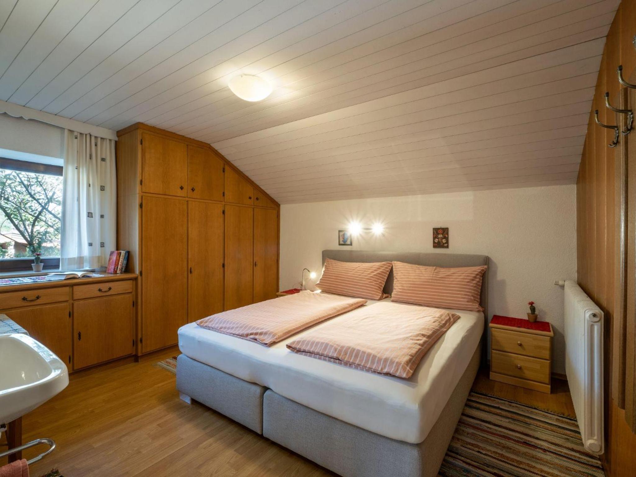 Three-Bedroom Apartment with Shower photo 1