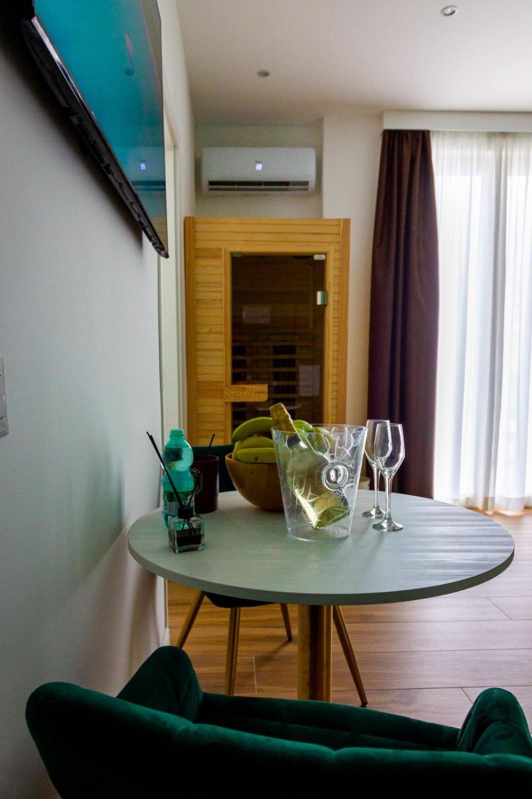 Deluxe Suite with Spa Bath photo 2