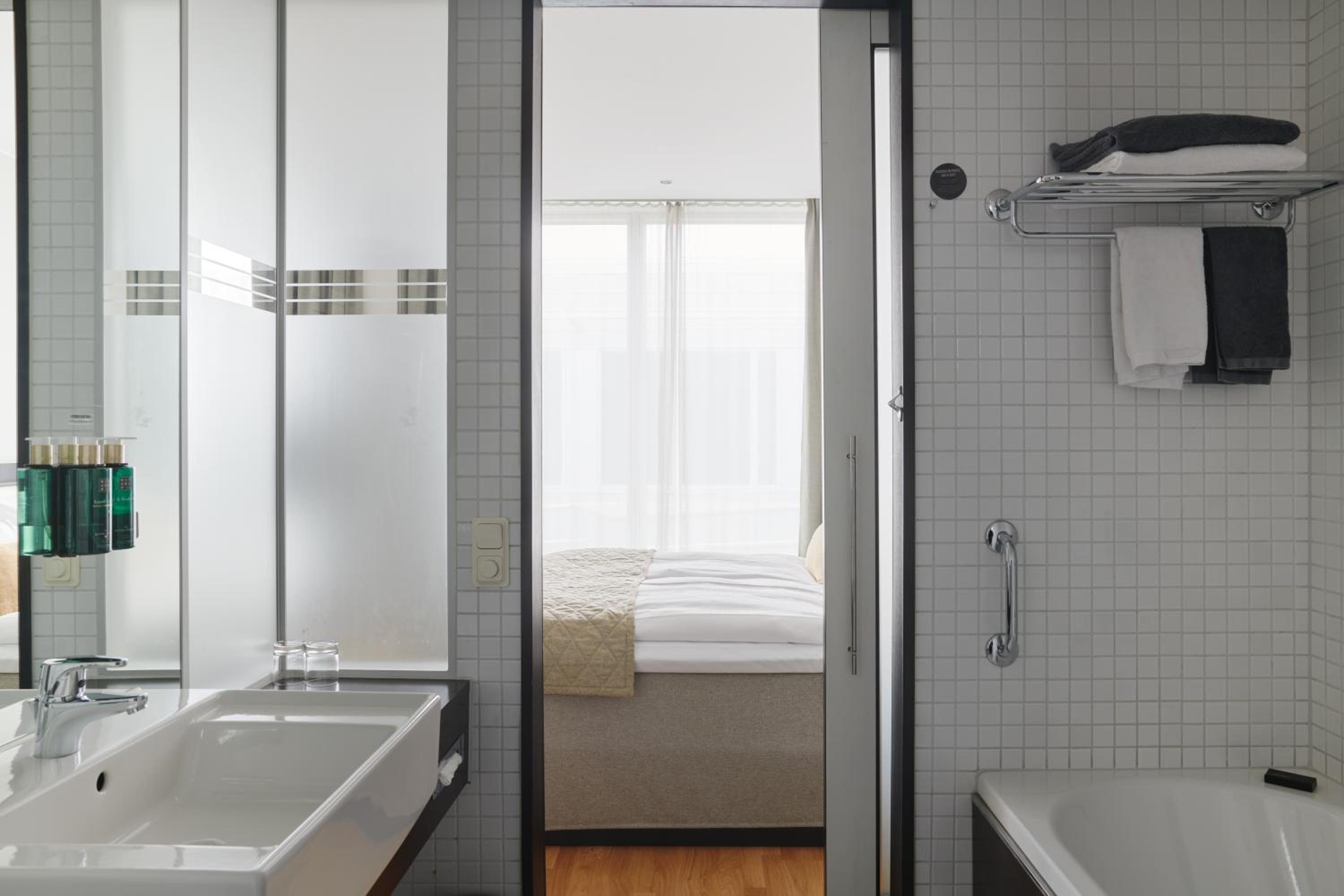 Standard Double or Twin Room - Photo 2