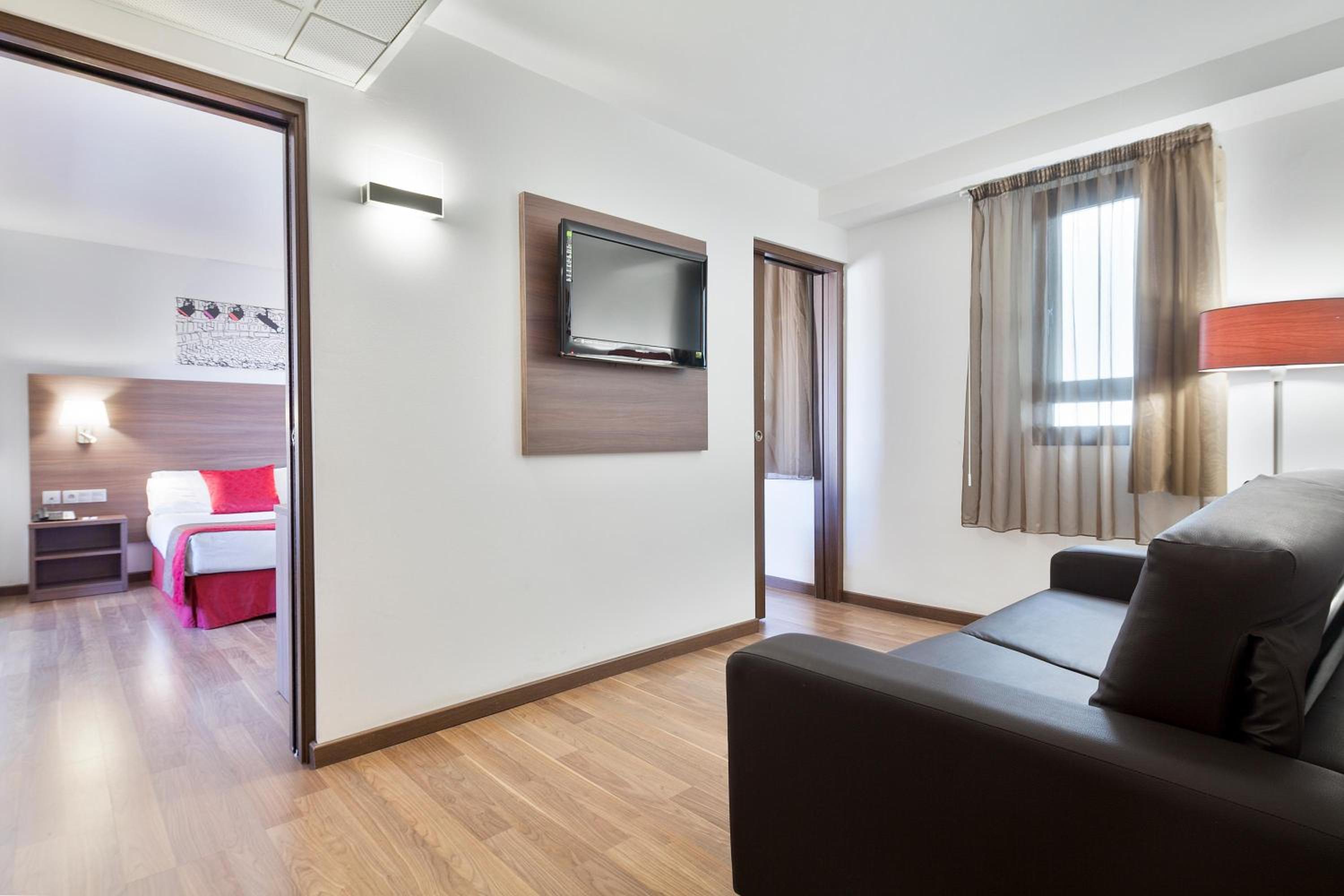 Triple Room thumbnail 5