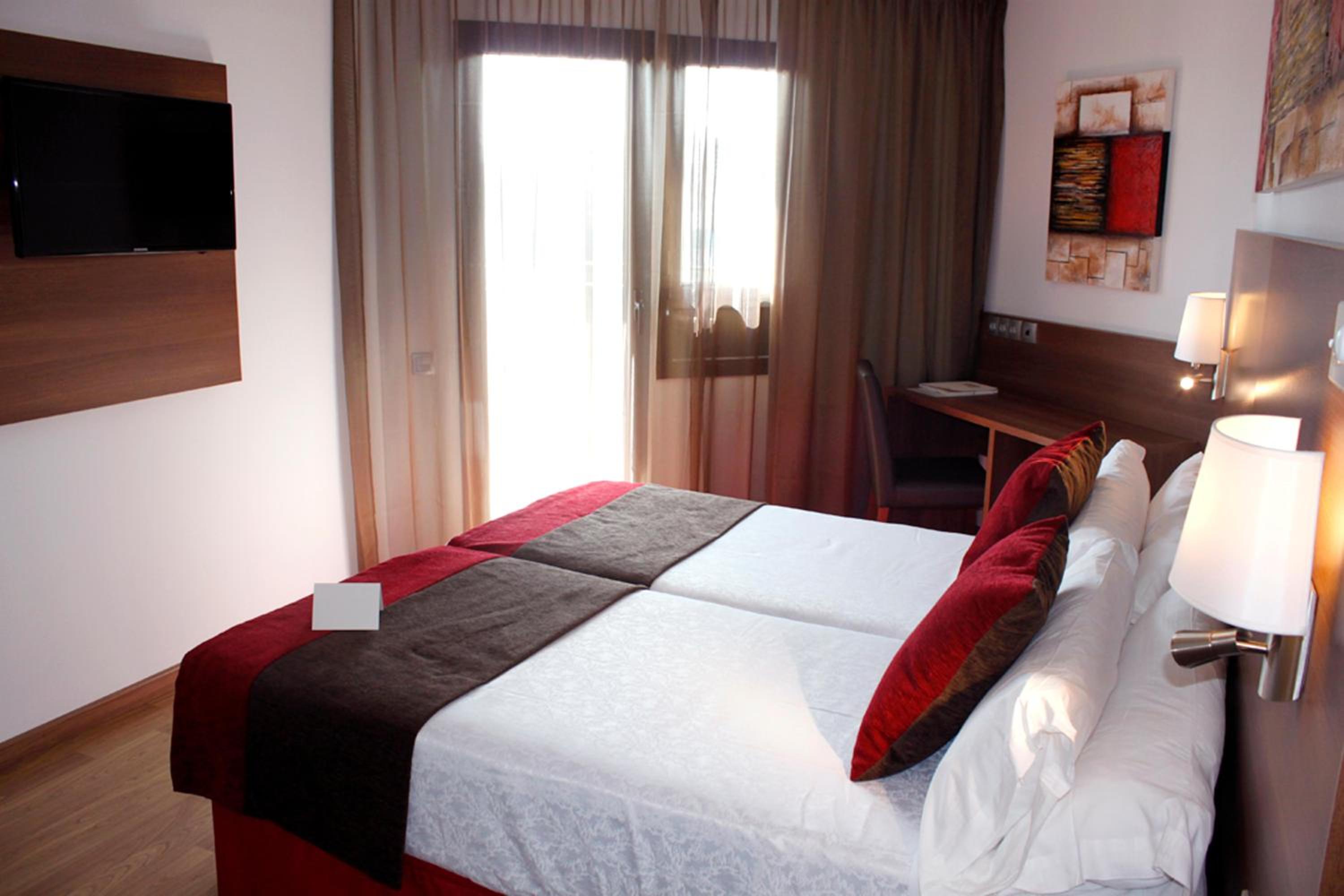 Superior Twin Room thumbnail 5